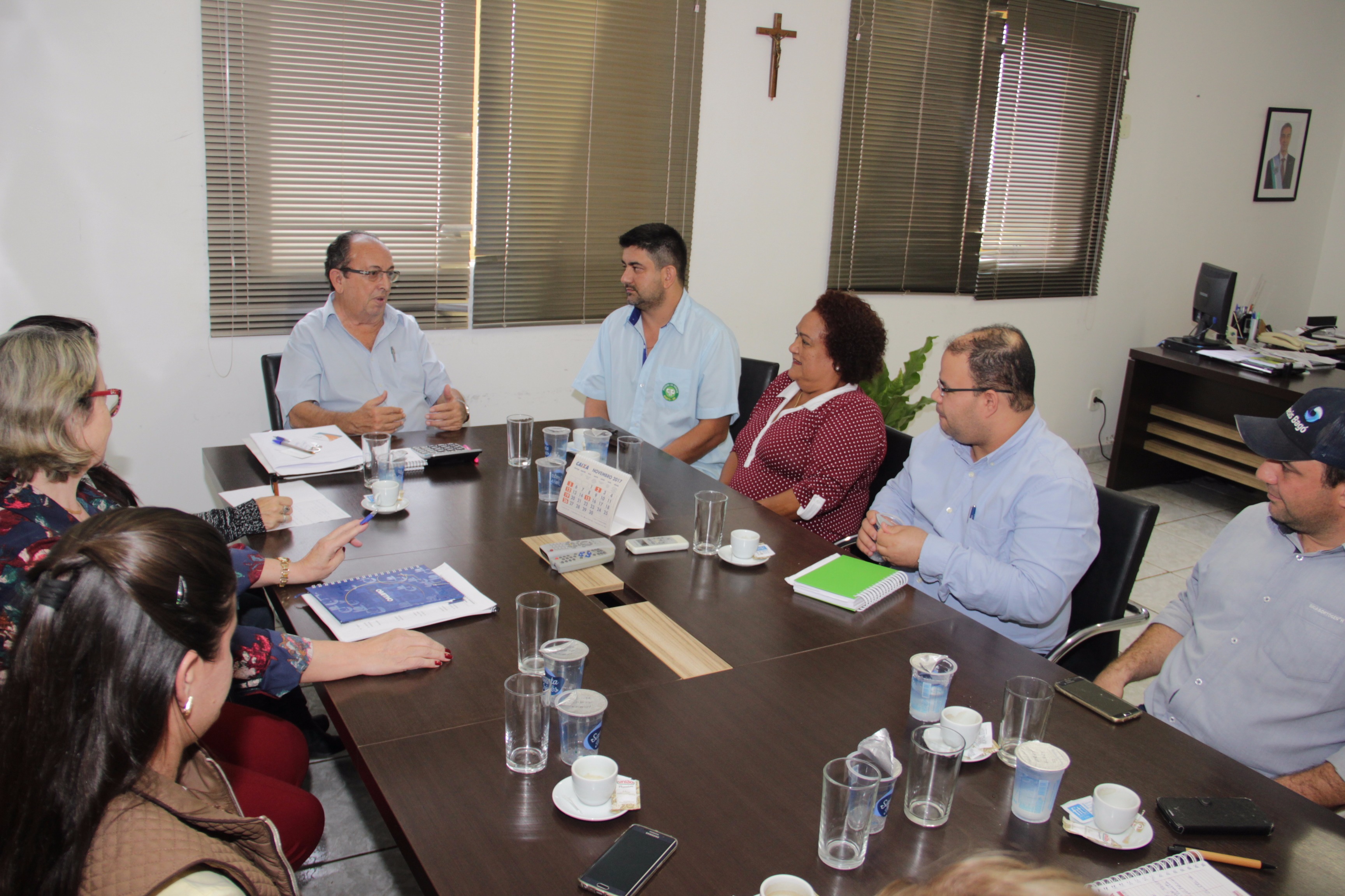 Prefeito recebe padre Israel e debate 89ª Festa de São Pedro