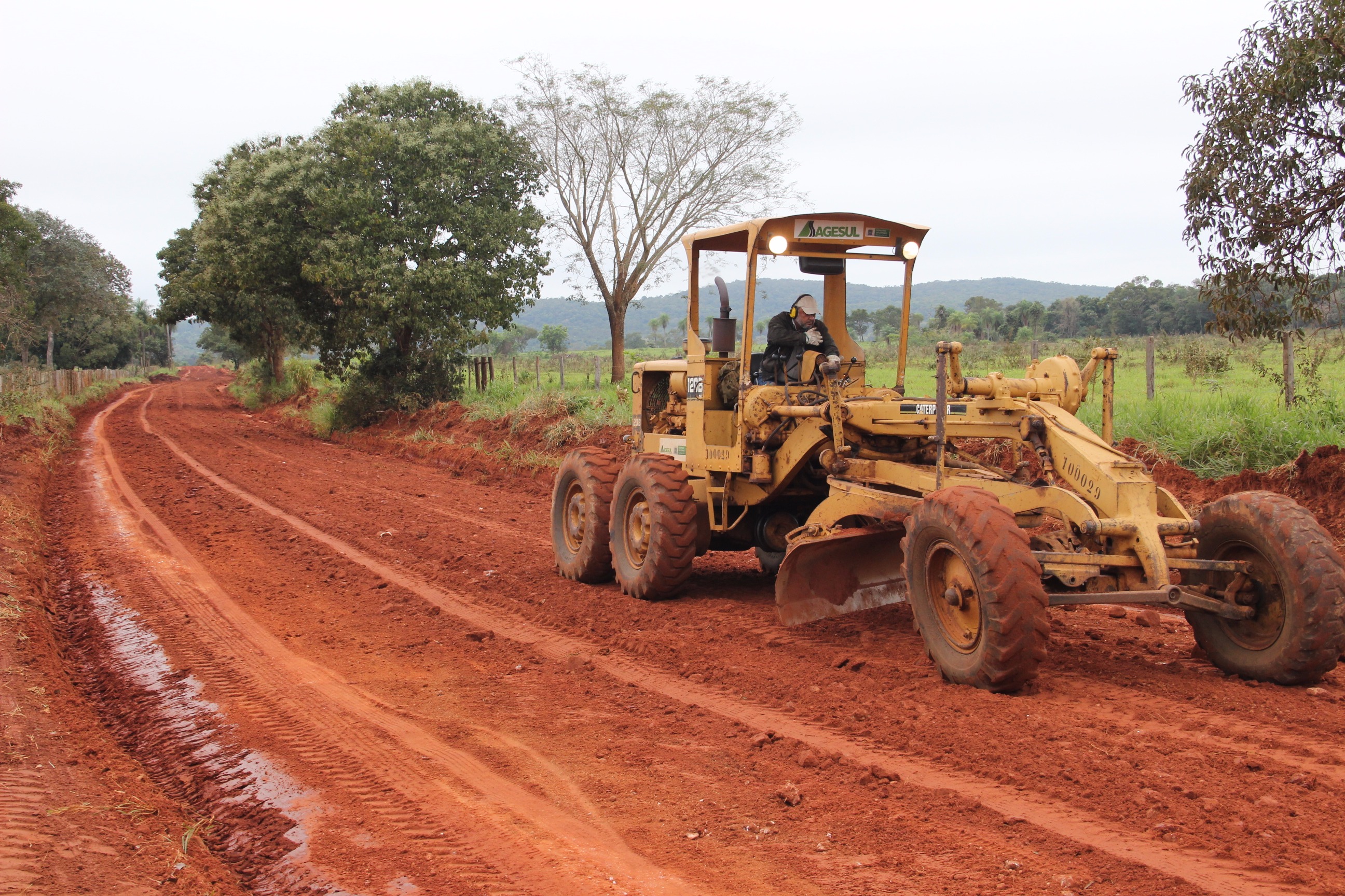 Agesul e Secretaria de Obras encascalham Rodovia do Turismo