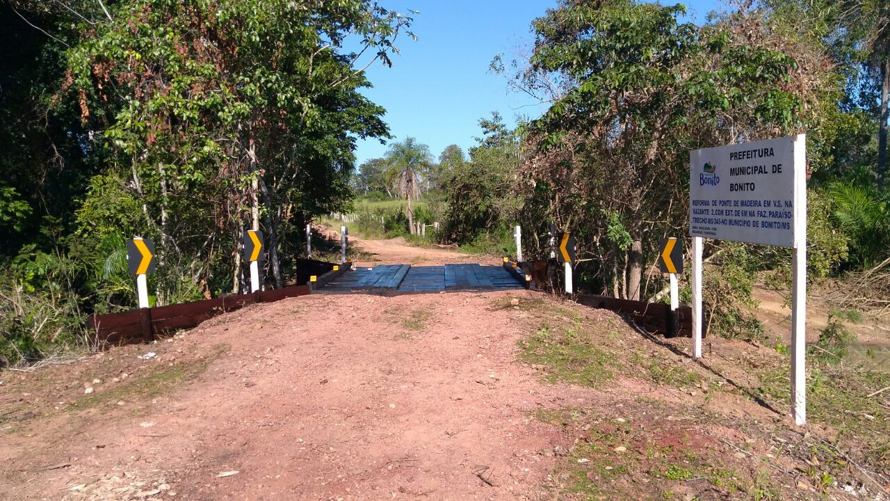 Prefeitura entrega reforma de duas pontes de madeira