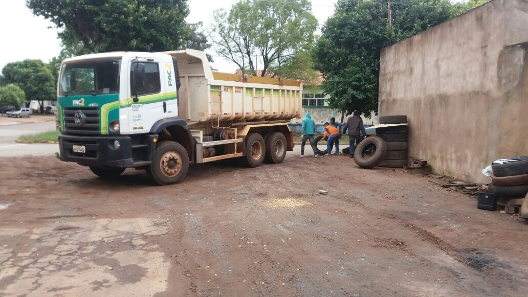 Prefeitura faz recolhimento de pneus usados em borracharias