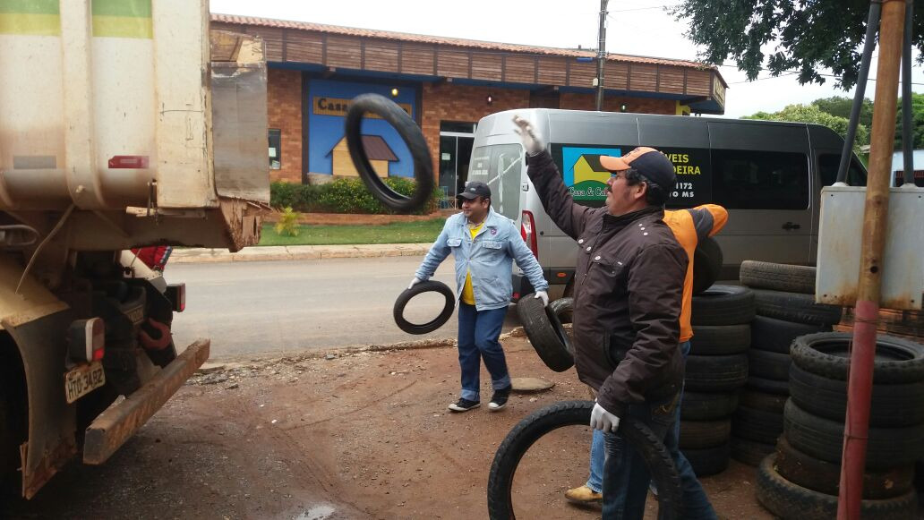 Prefeitura faz recolhimento de pneus usados em borracharias