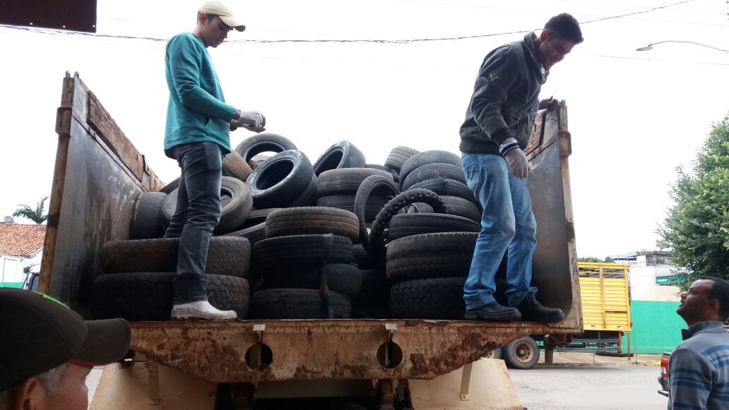 Prefeitura faz recolhimento de pneus usados em borracharias