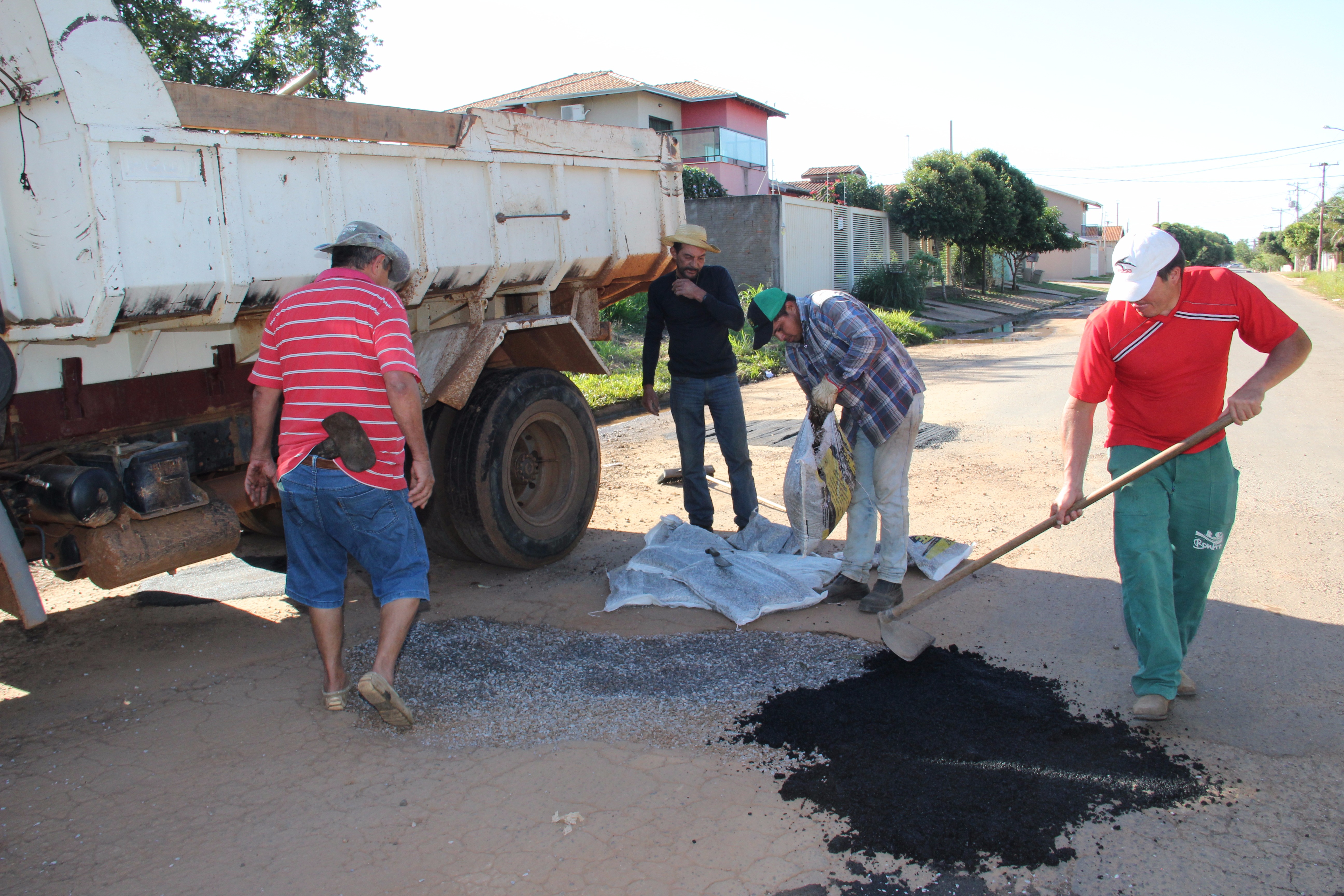 Prefeitura realiza trabalhos de tapa buraco na Rua 29 de Maio