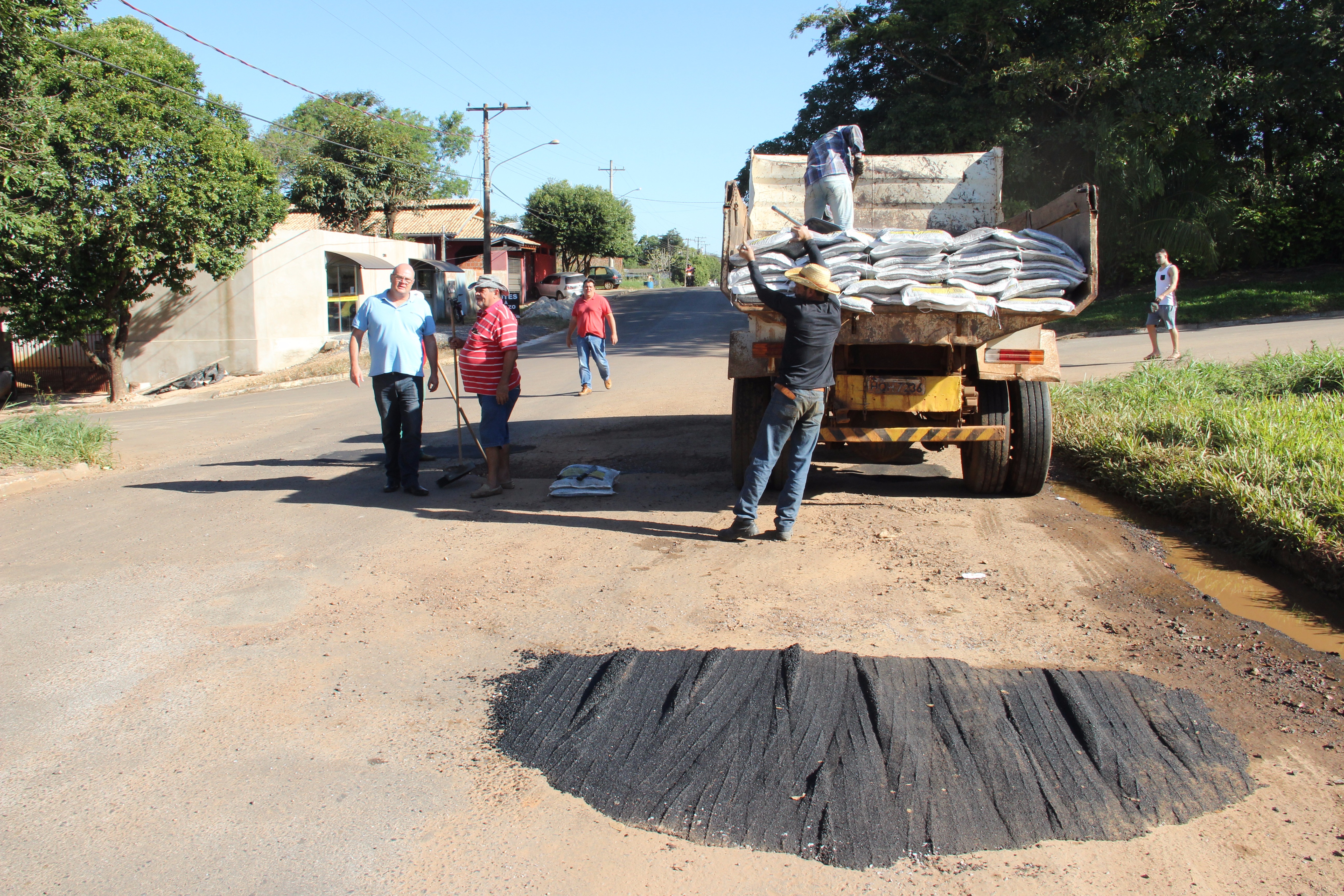 Prefeitura realiza trabalhos de tapa buraco na Rua 29 de Maio