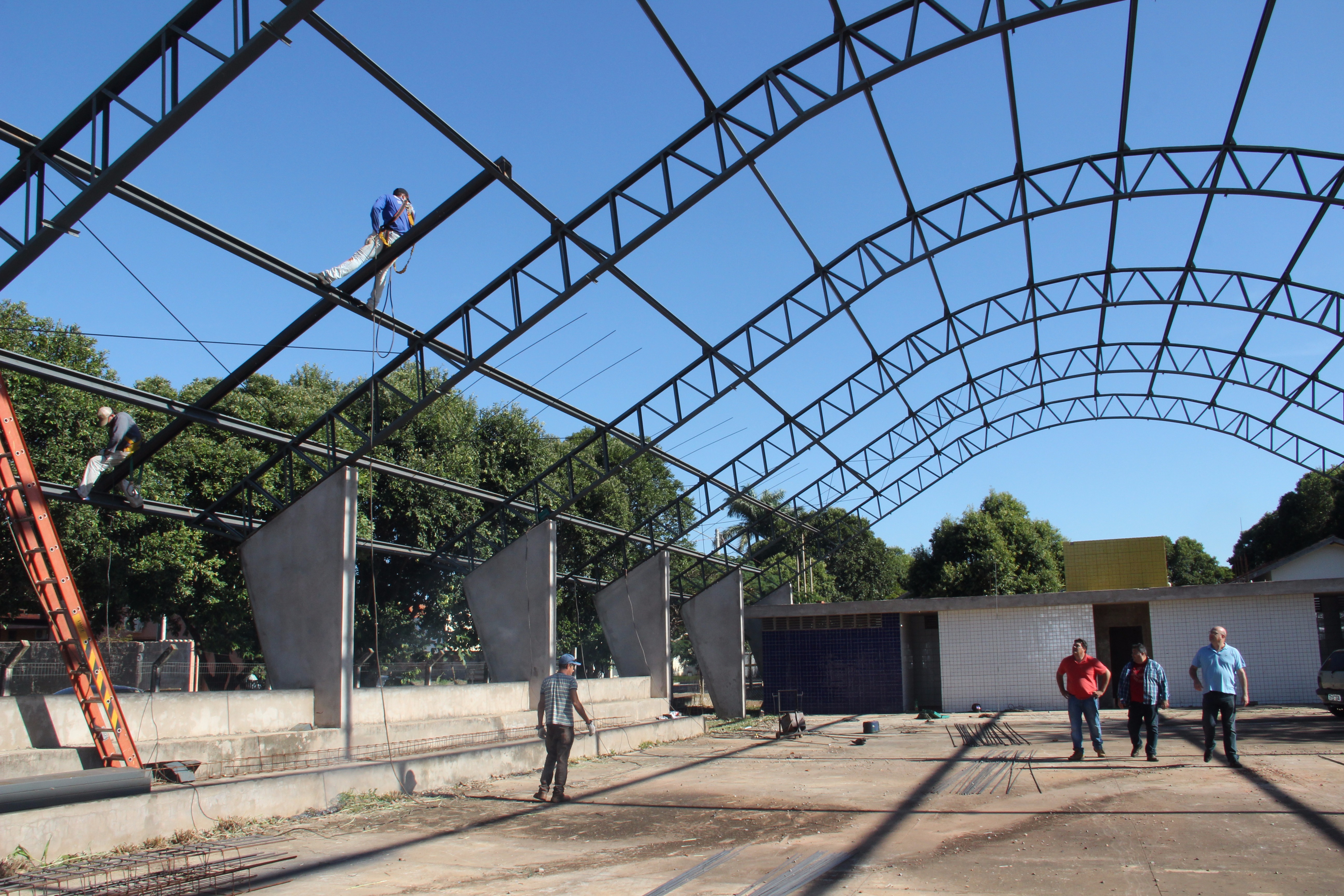 Prefeitura reinicia construção paralisada de quadra esportiva