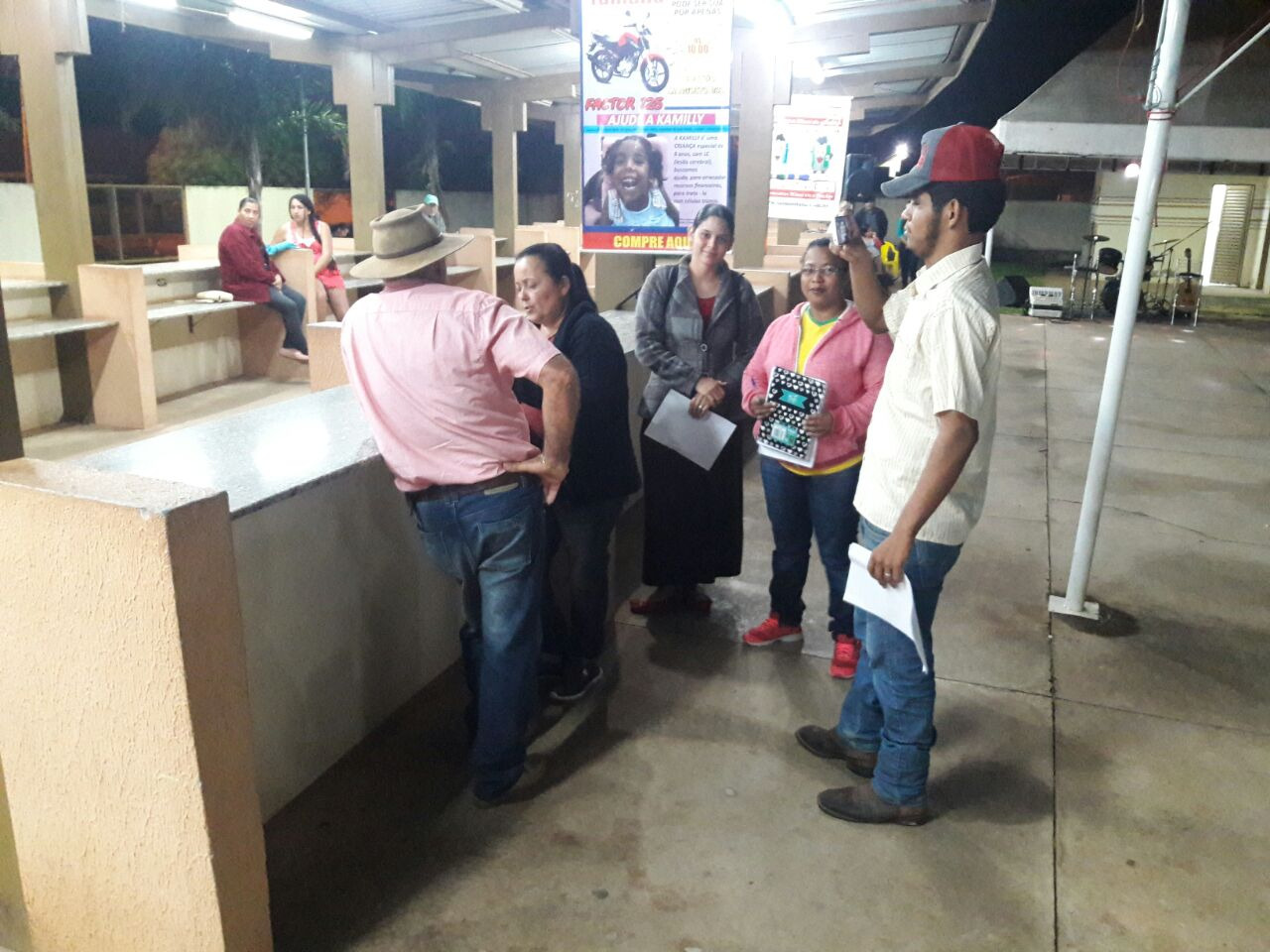 Alunos do município realizam trabalho na Feira do Produtor