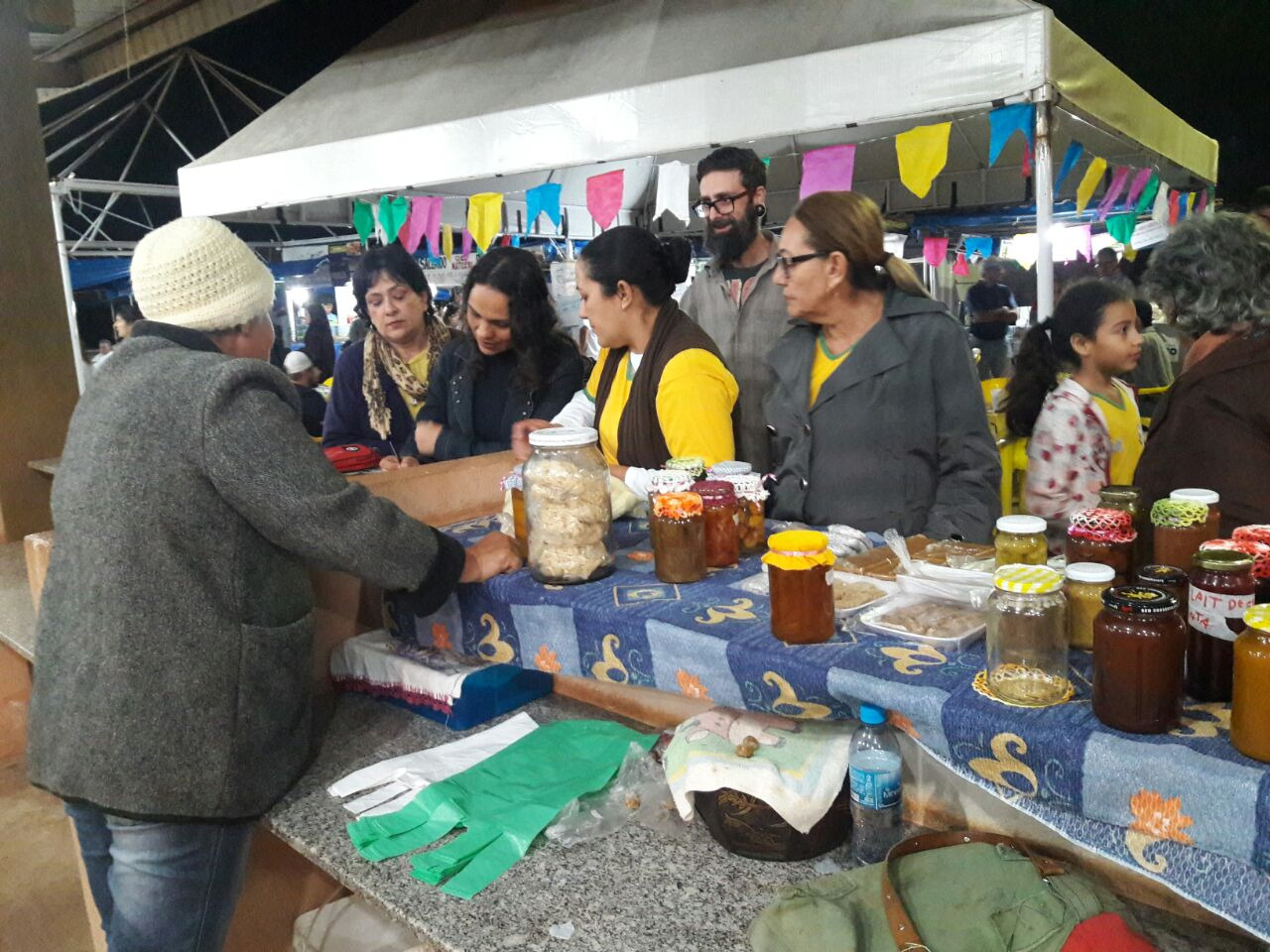 Alunos do município realizam trabalho na Feira do Produtor