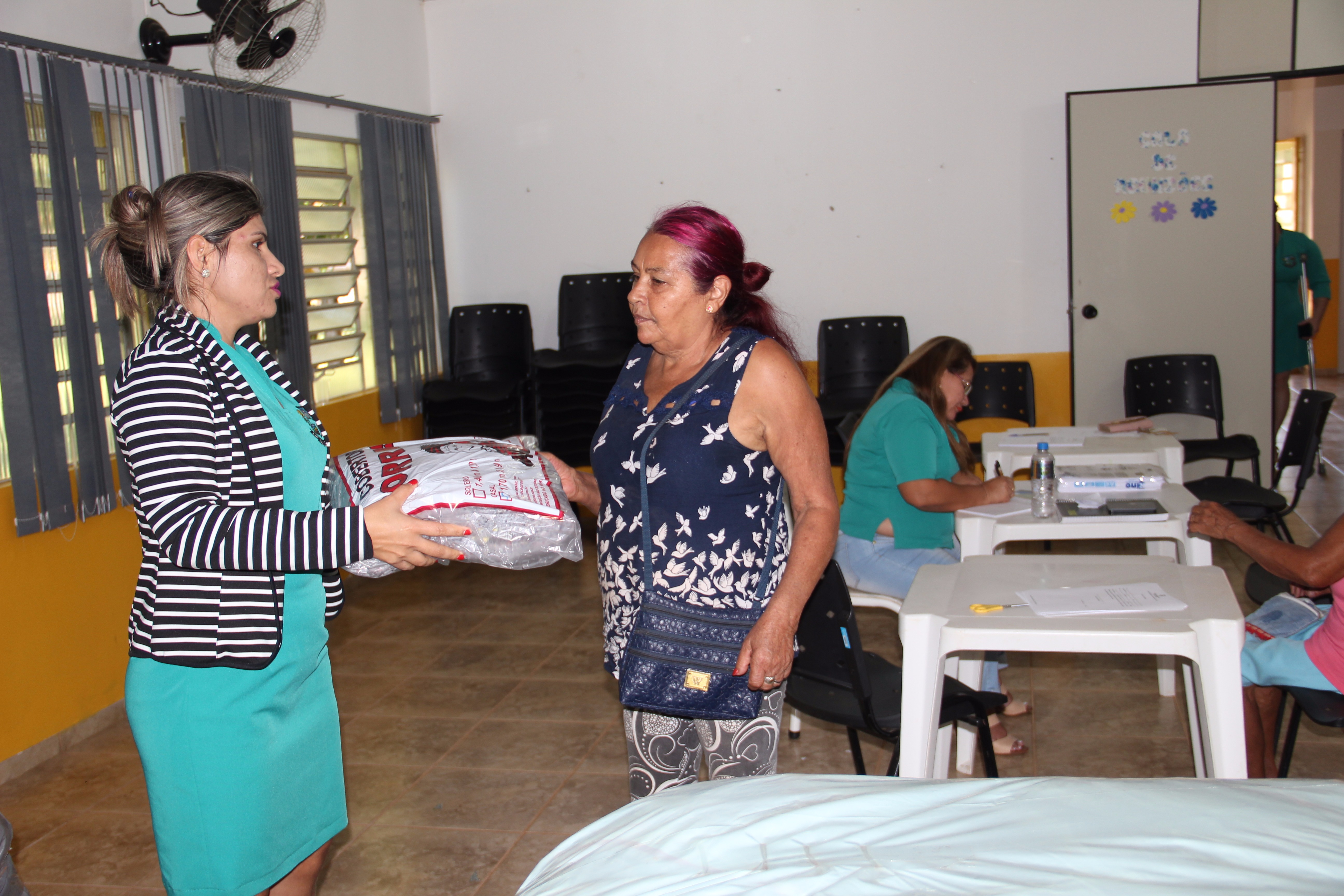 Assistência Social entrega cobertores no CRAS, na Marambaia