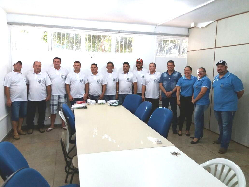 Motoristas e administradores da Saúde recebem uniformes
