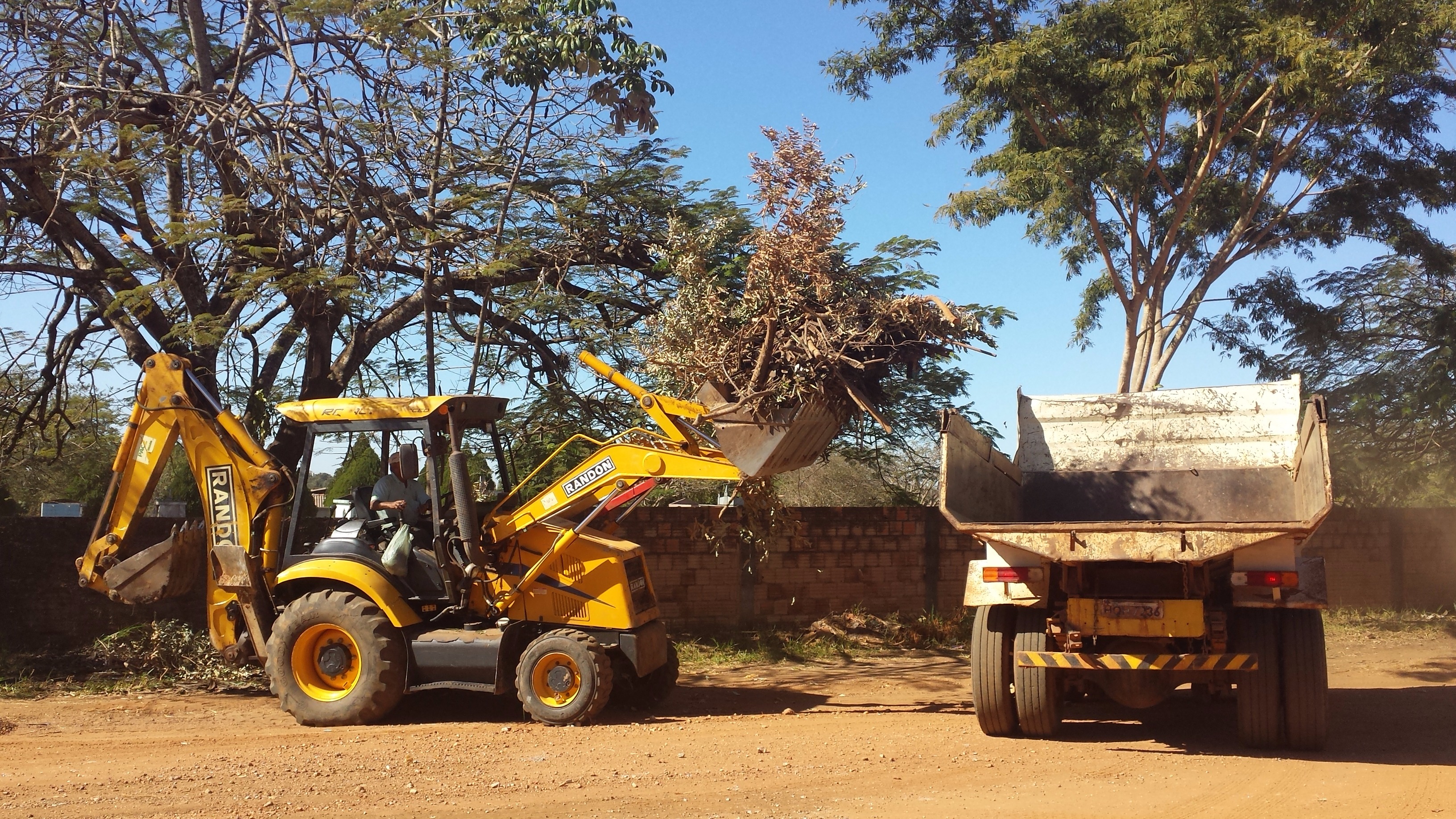 Obras patrola ruas em torno do Cemitério Municipal
