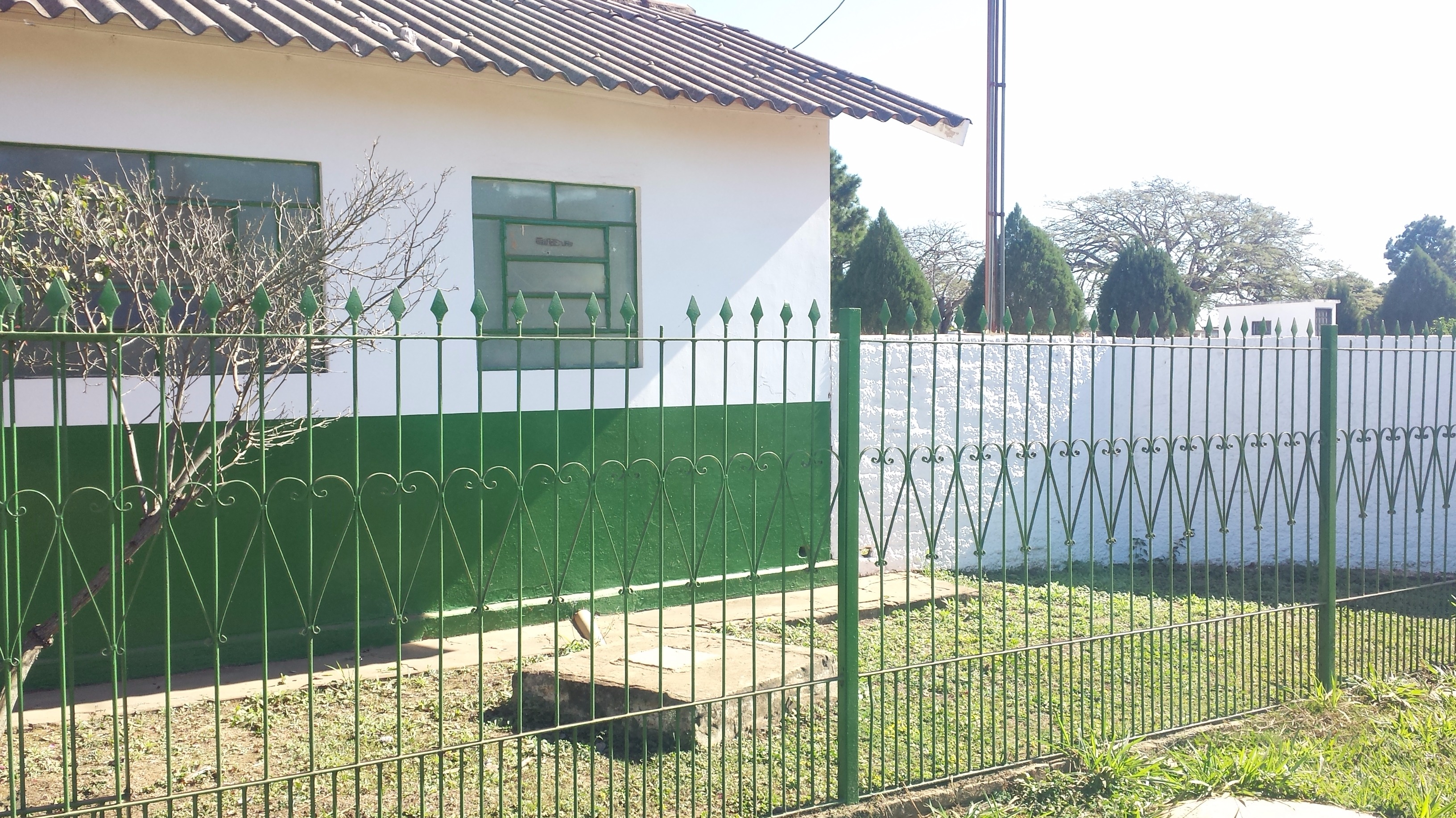 Obras patrola ruas em torno do Cemitério Municipal