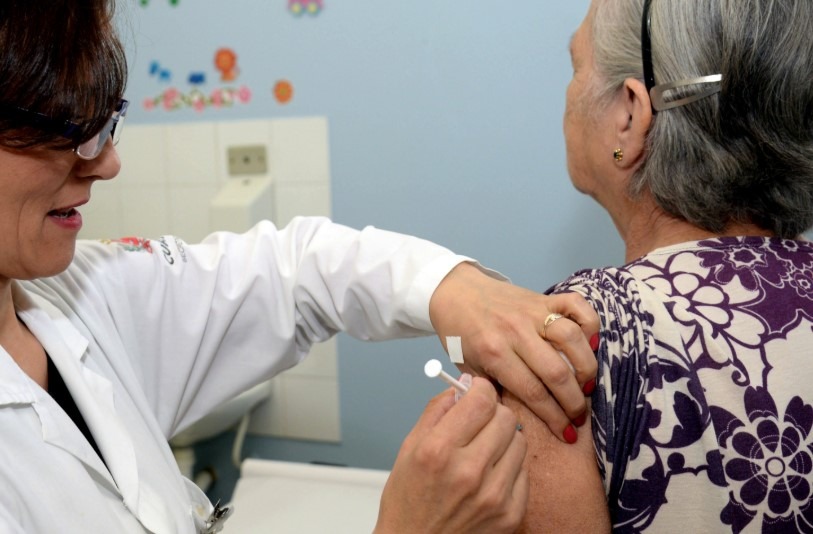 Vacinação prioriza idosos com mais de 60 anos e profissionais da saúde. Foto: Divulgação