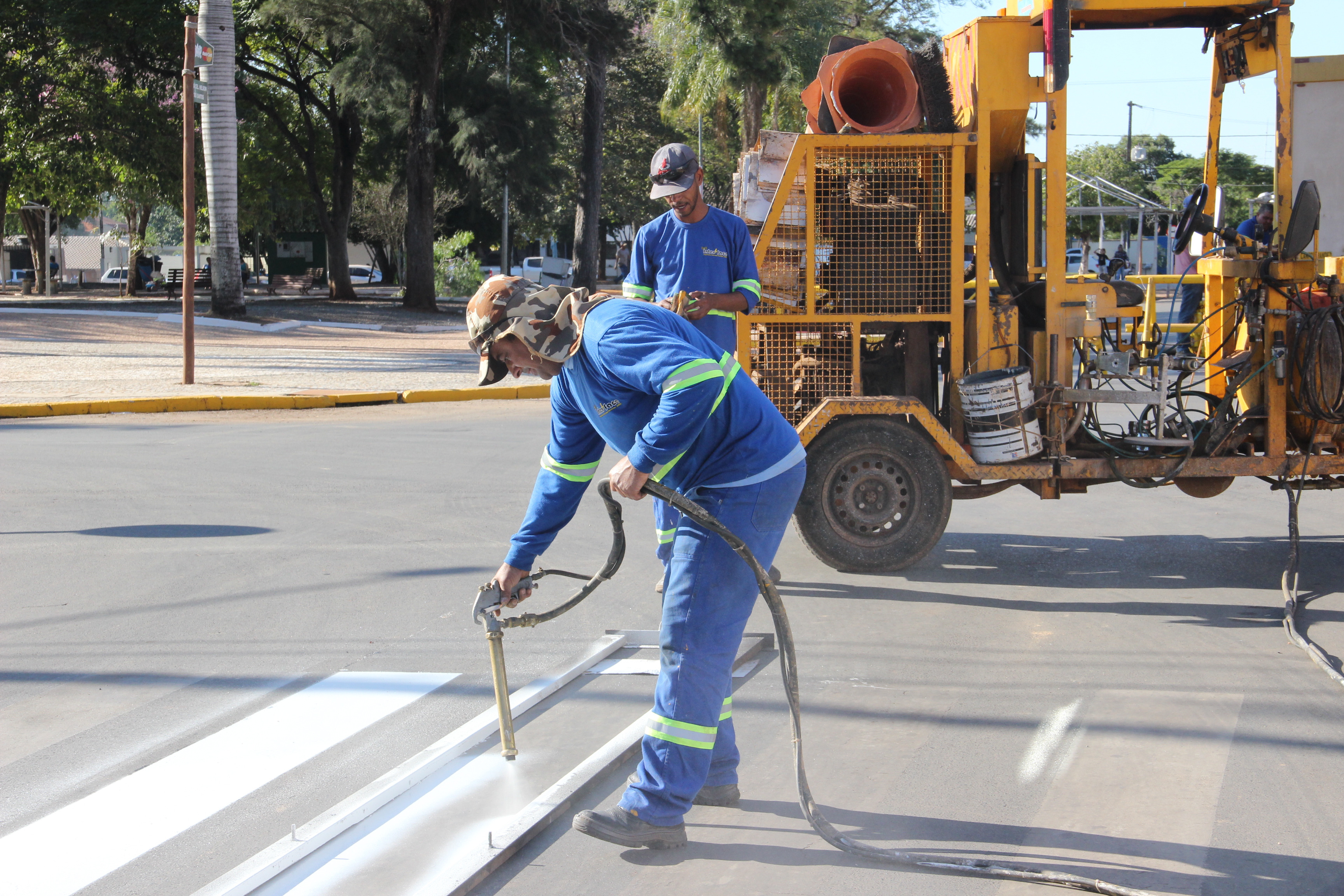 DEMTRAT conclui pintura de faixas na Rua Pilad Rebuá