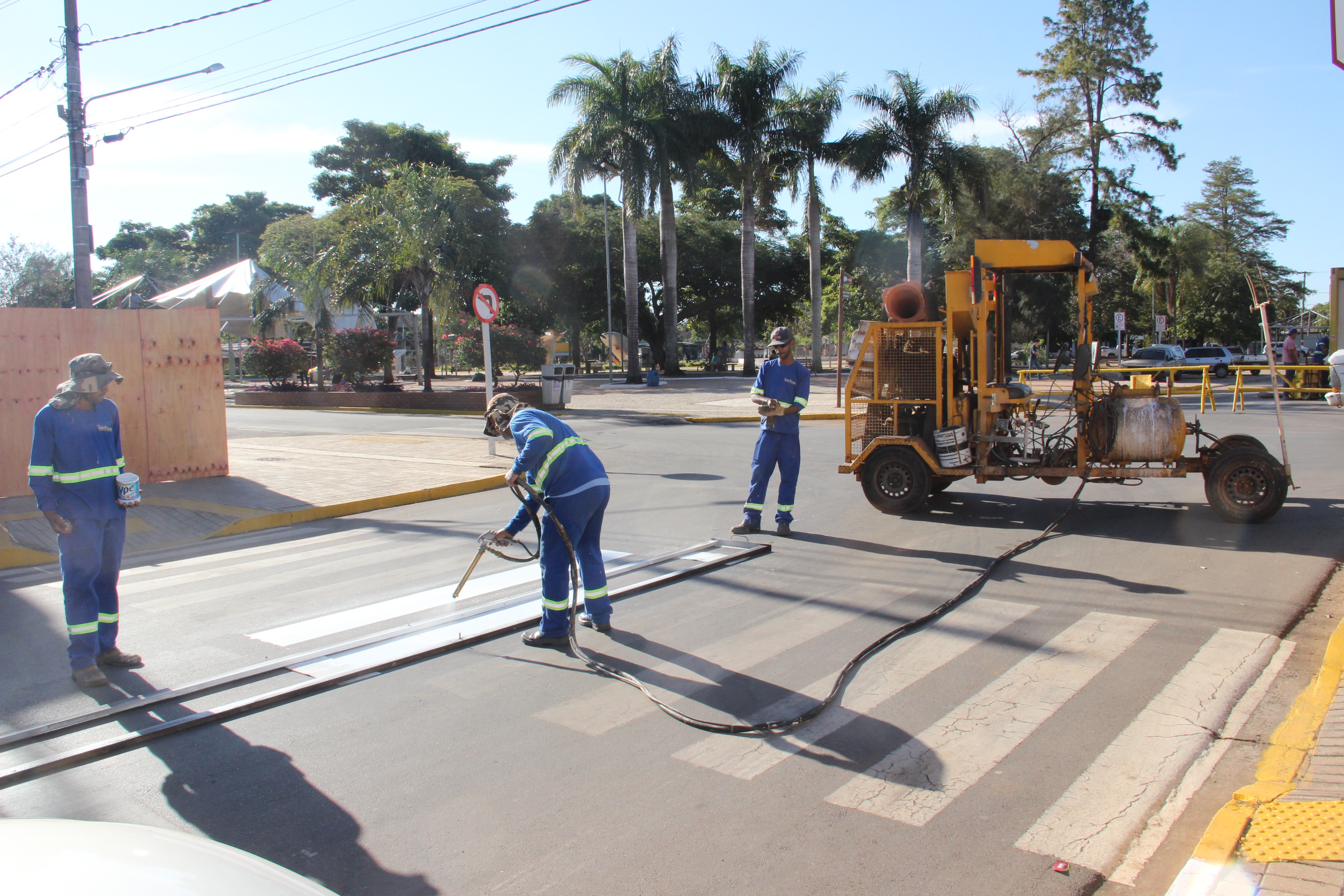 DEMTRAT conclui pintura de faixas na Rua Pilad Rebuá