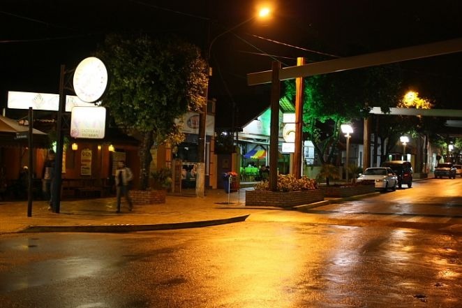 Circulação de pessoas à noite e entrada de ônibus de fretamento estão proibidas Circulação estará proibida entre oito da noite e quatro da madrugada. Foto ilustrativa