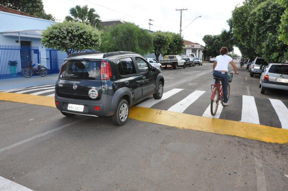 Prefeitura vai construir faixas elevadas em frente a escolas