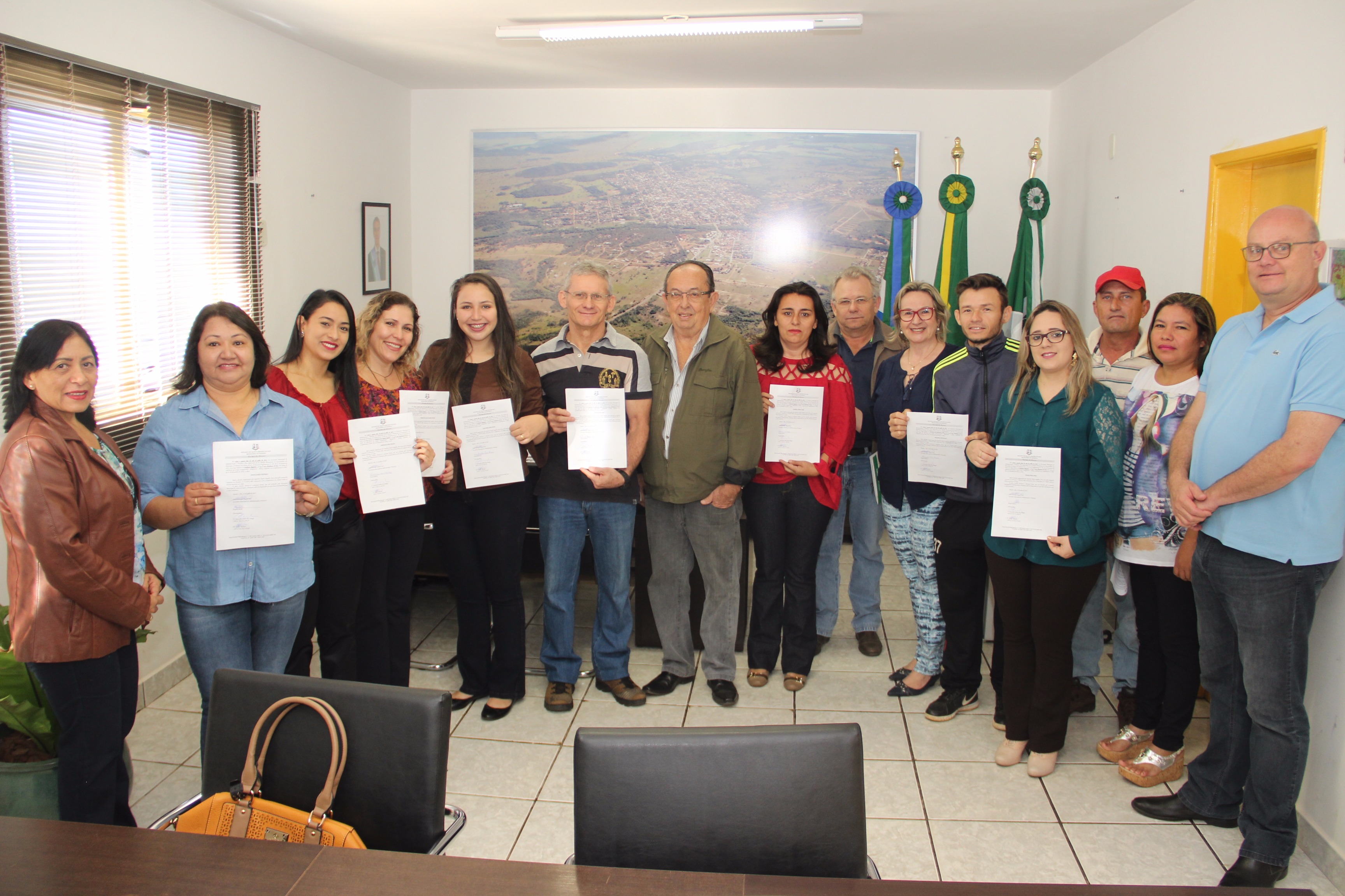 Prefeito dá posse a novos professores da rede municipal