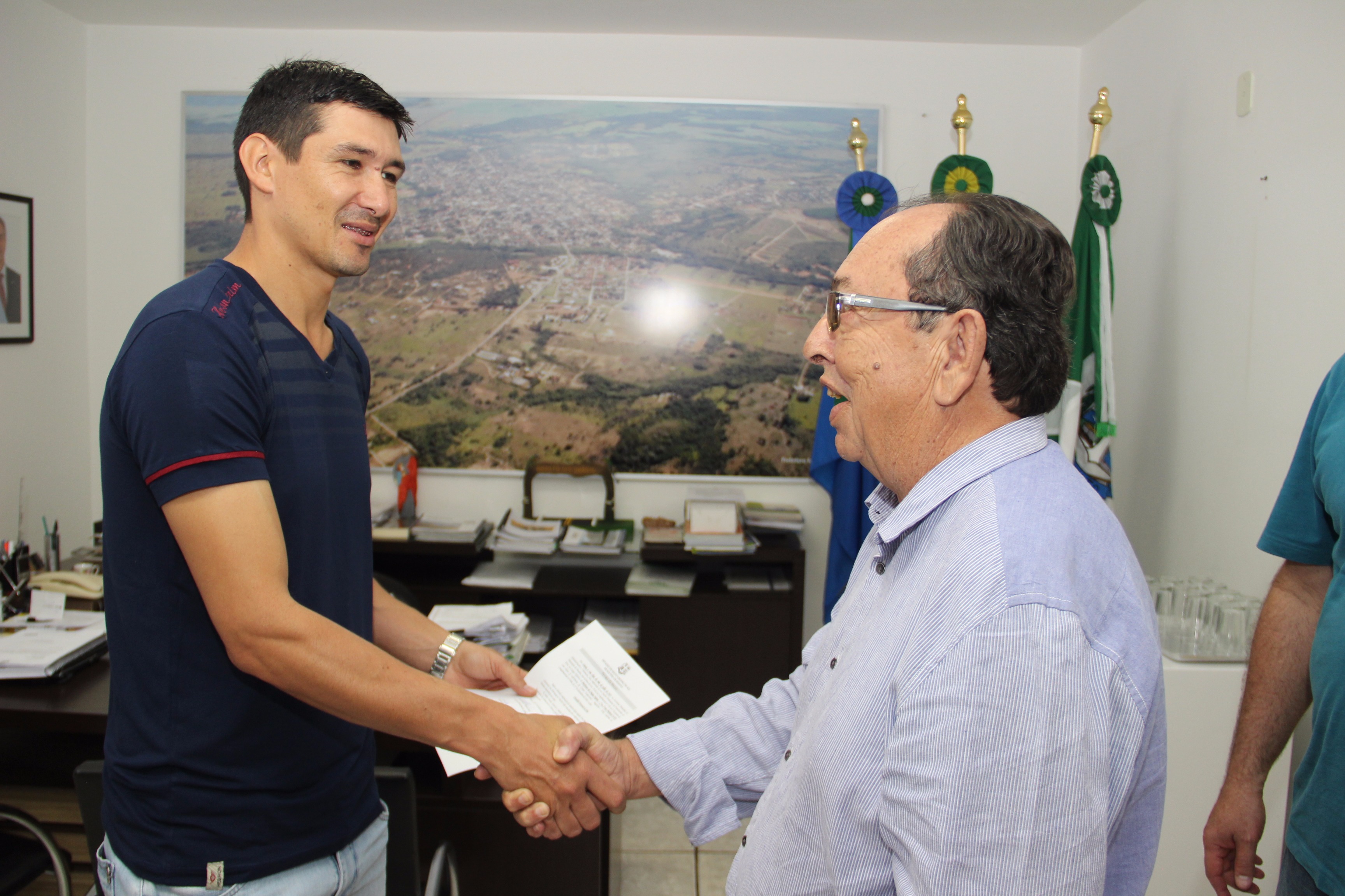Prefeito dá posse a professor de inglês do Guaicurús Prefeito dá posse a professor de inglês do Guaicurús