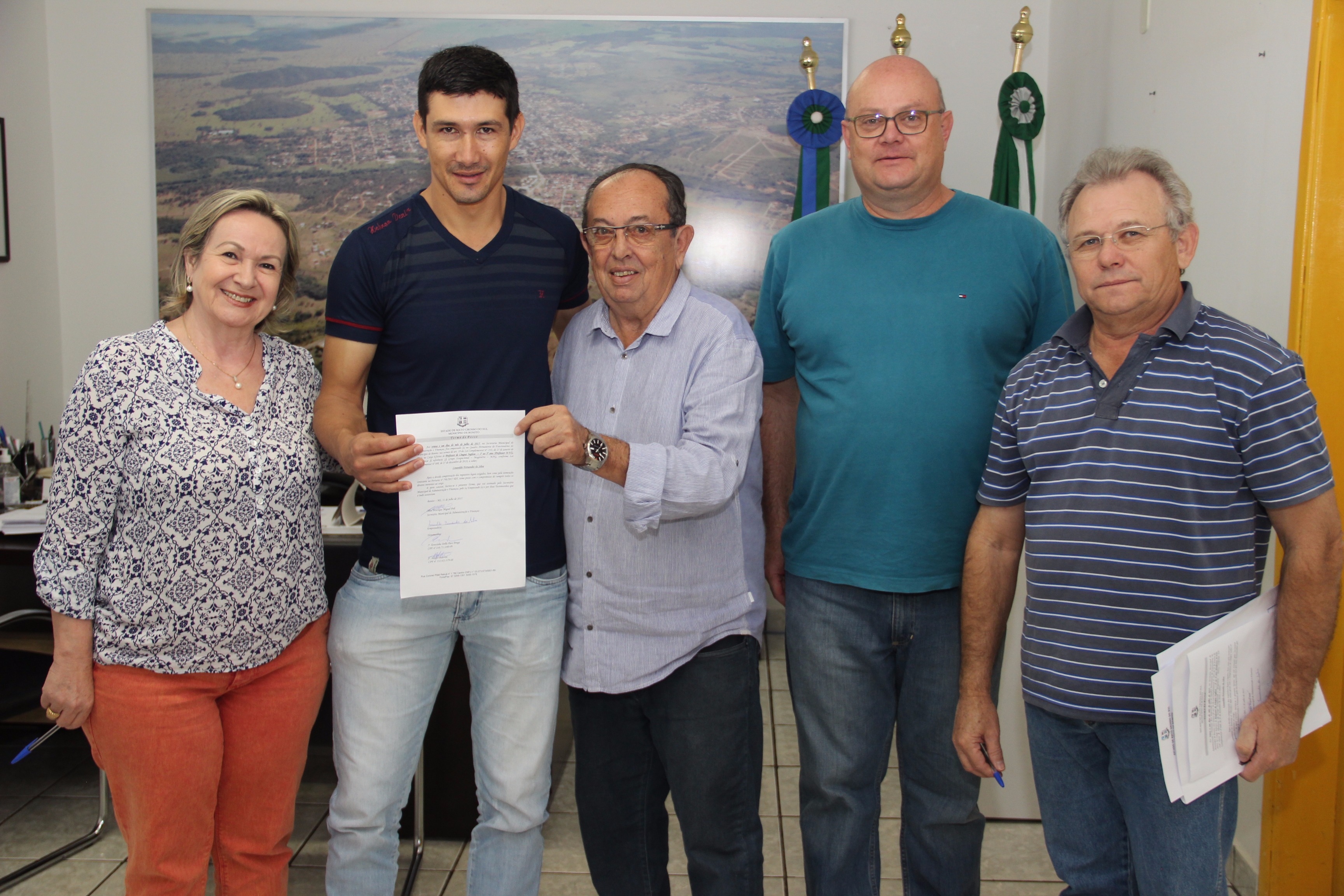 Prefeito dá posse a professor de inglês do Guaicurús Prefeito dá posse a professor de inglês do Guaicurús