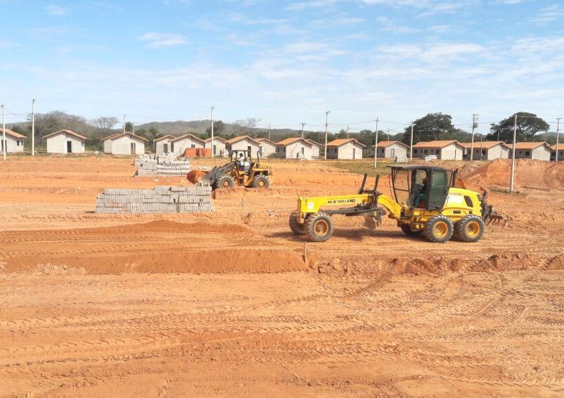 Obras faz aterramento para a construção de novas casas