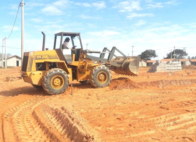 Obras faz aterramento para a construção de novas casas