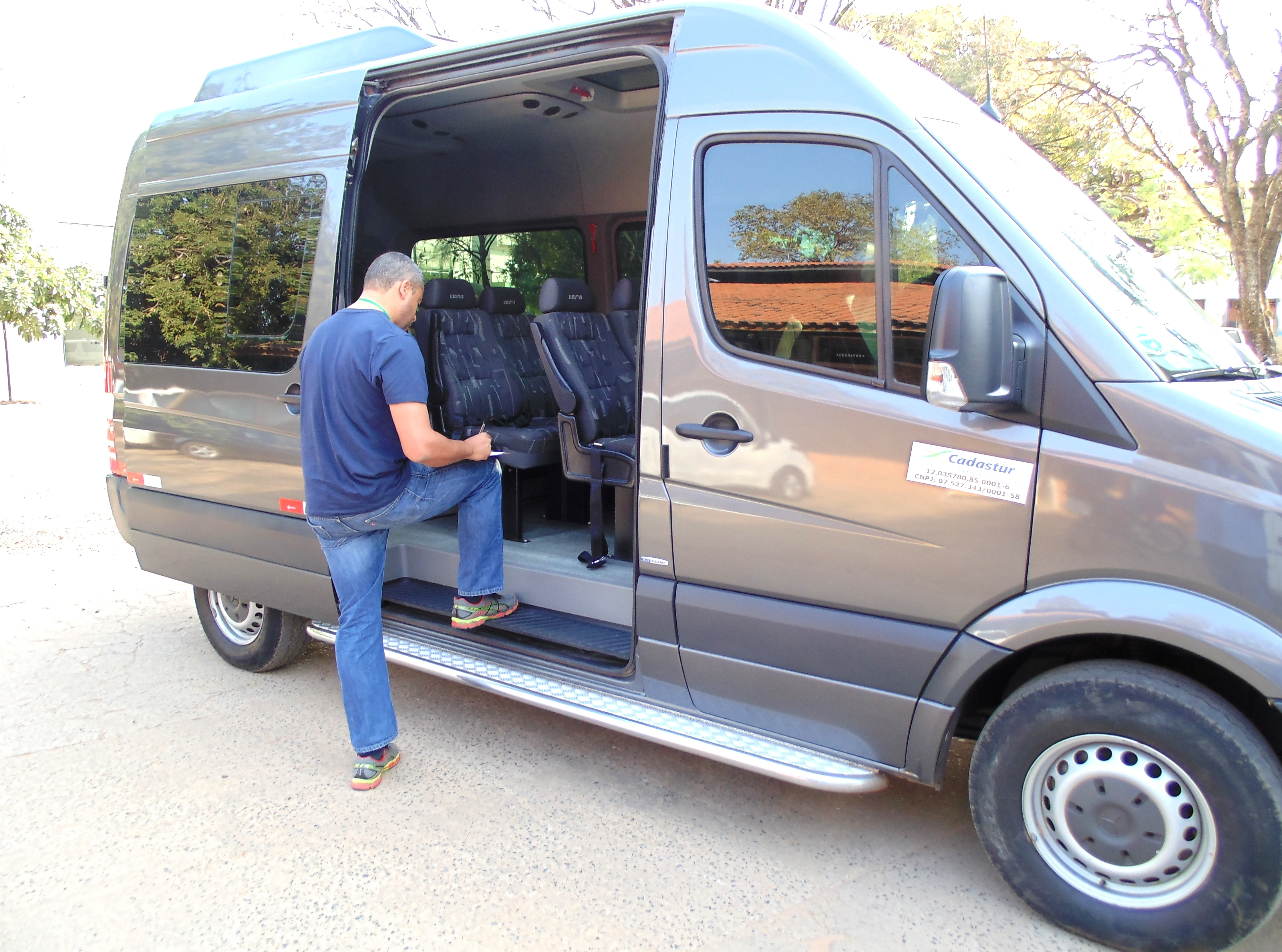 DEMTRAT troca selos de veículos de transporte turístico
