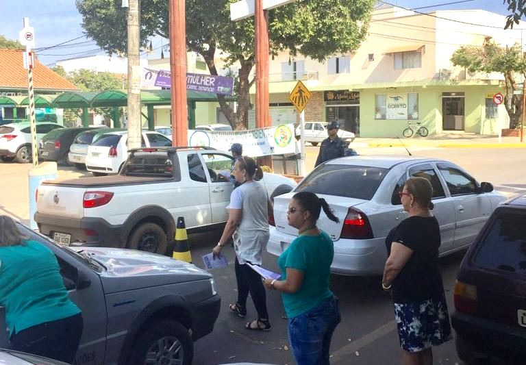 Secretaria realiza blitz educativa da campanha Agosto Lilás