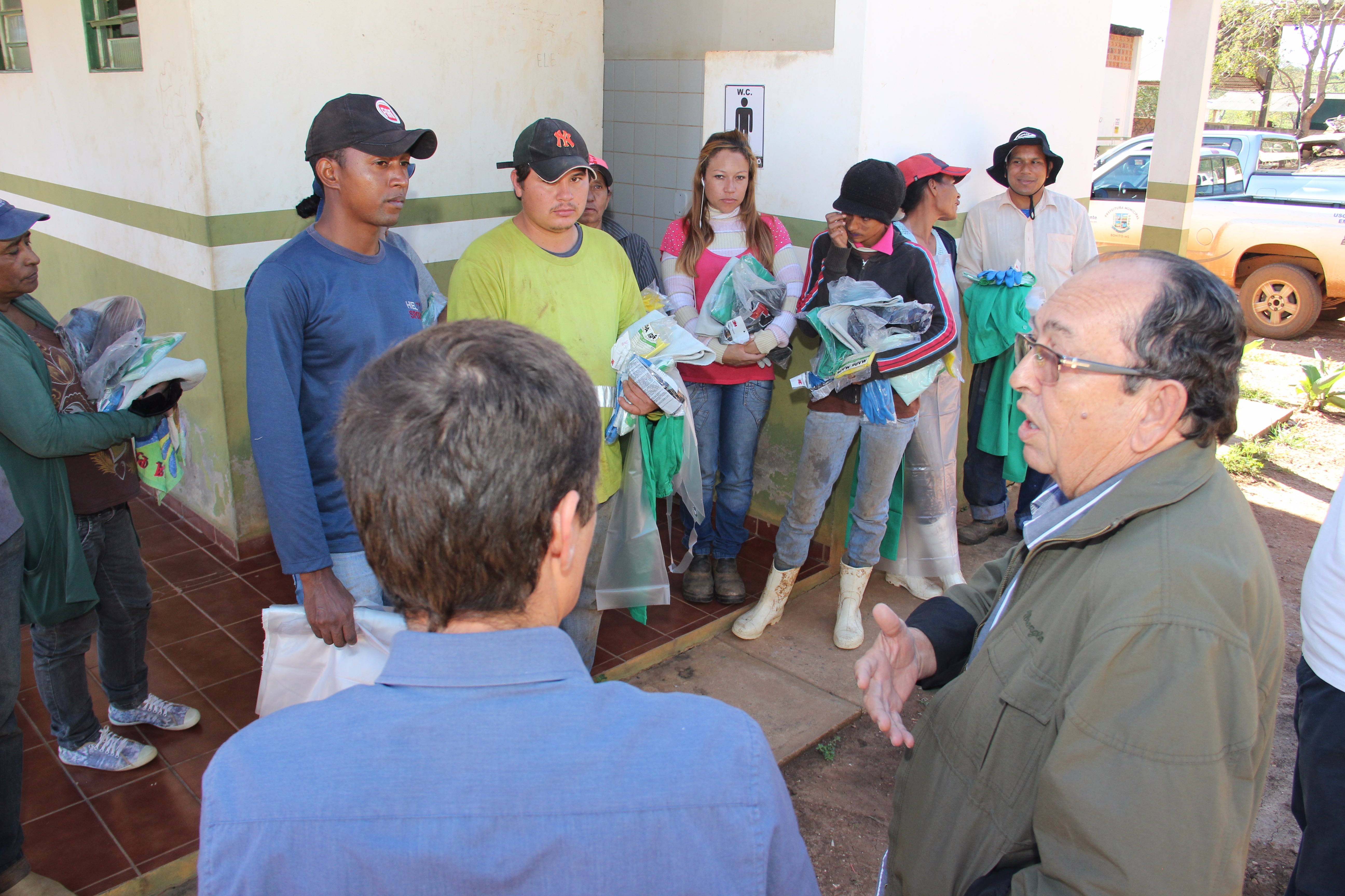 Trabalhadores da reciclagem recebem novos equipamentos
