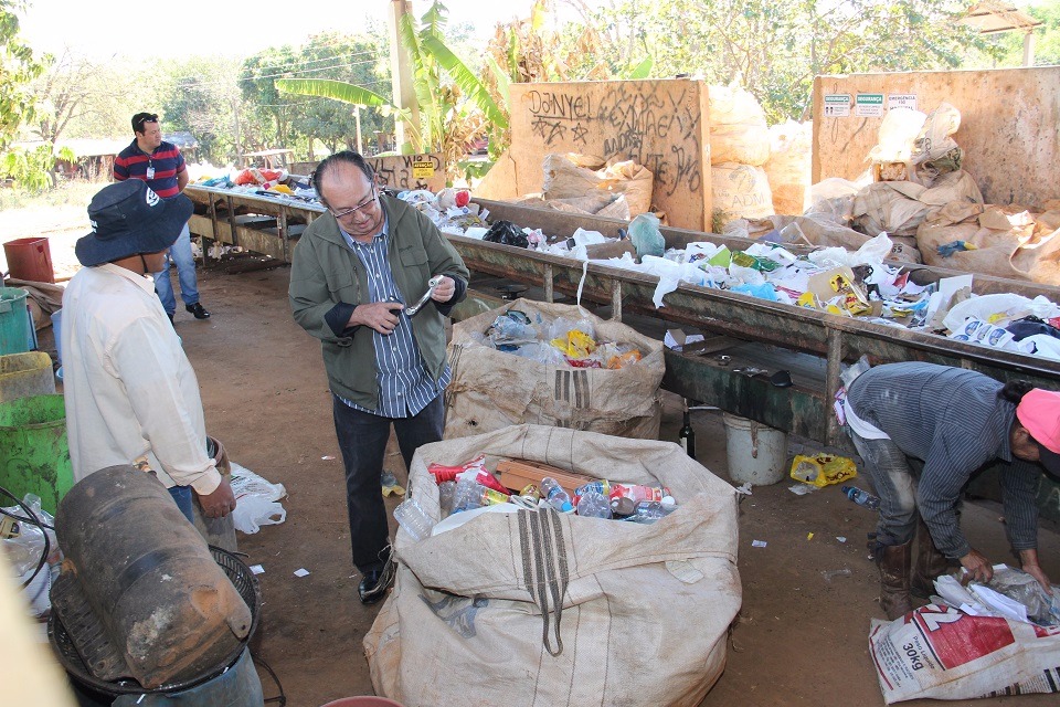 Trabalhadores da reciclagem recebem novos equipamentos
