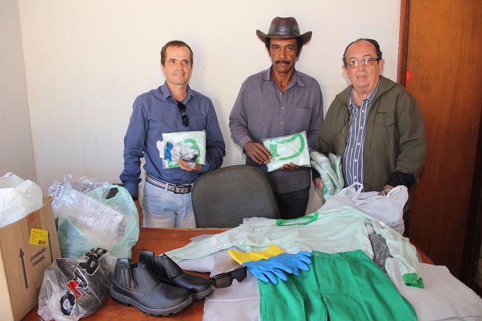 Trabalhadores da reciclagem recebem novos equipamentos