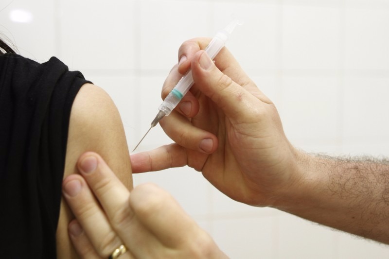 Vacinação contra HPV e meningite começa nesta terça