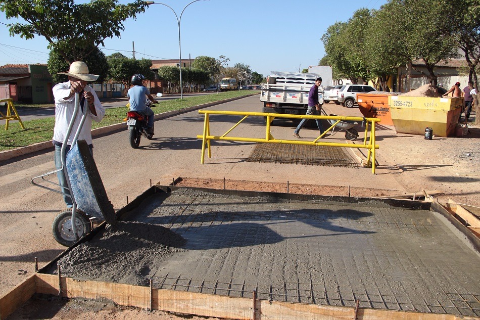 Prefeitura constrói faixas elevadas em frente a escolas