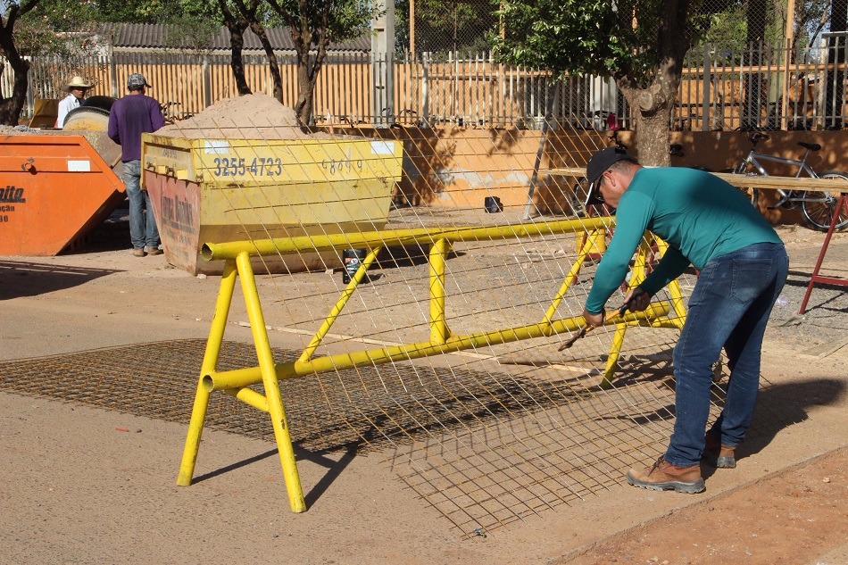 Prefeitura constrói faixas elevadas em frente a escolas
