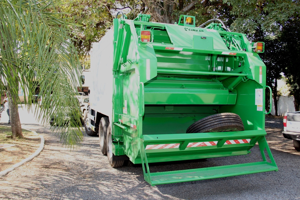 Prefeitura recebe novo caminhão coletor-compactador de lixo