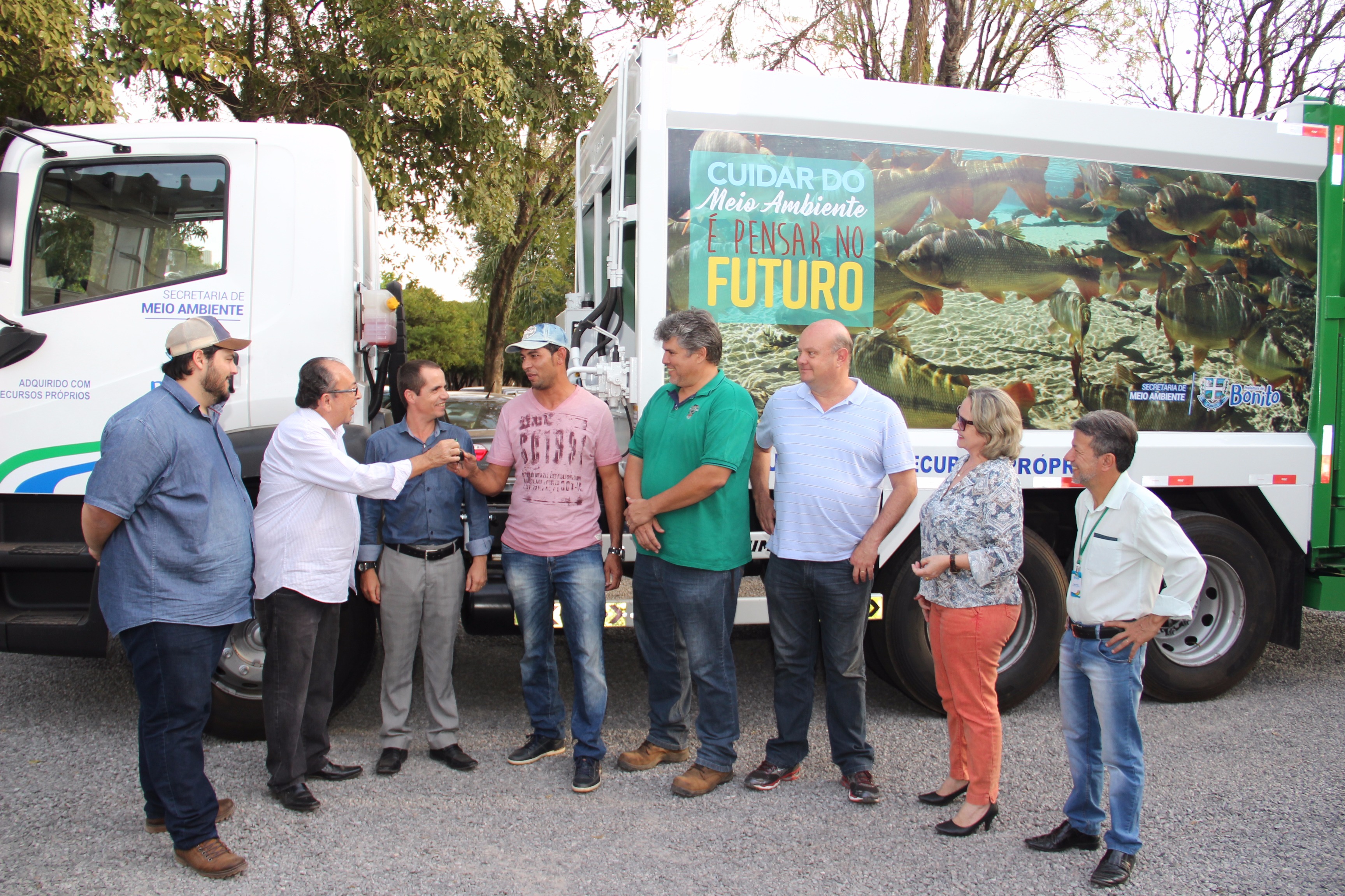 Prefeito faz entrega oficial de caminhão compactador de lixo Prefeito faz entrega oficial de caminhão compactador de lixo
