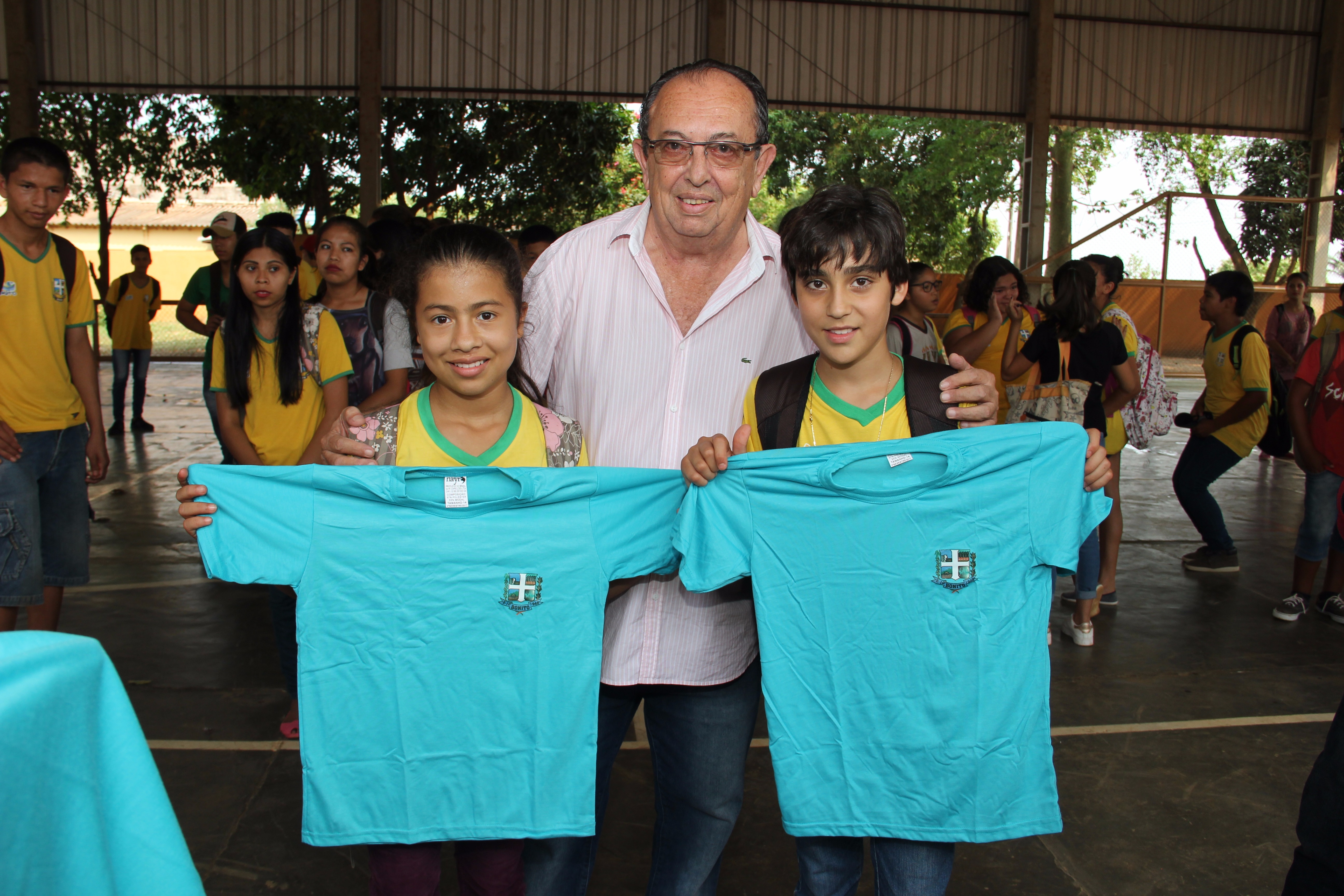 Prefeito entrega novas camisetas nas escolas municipais