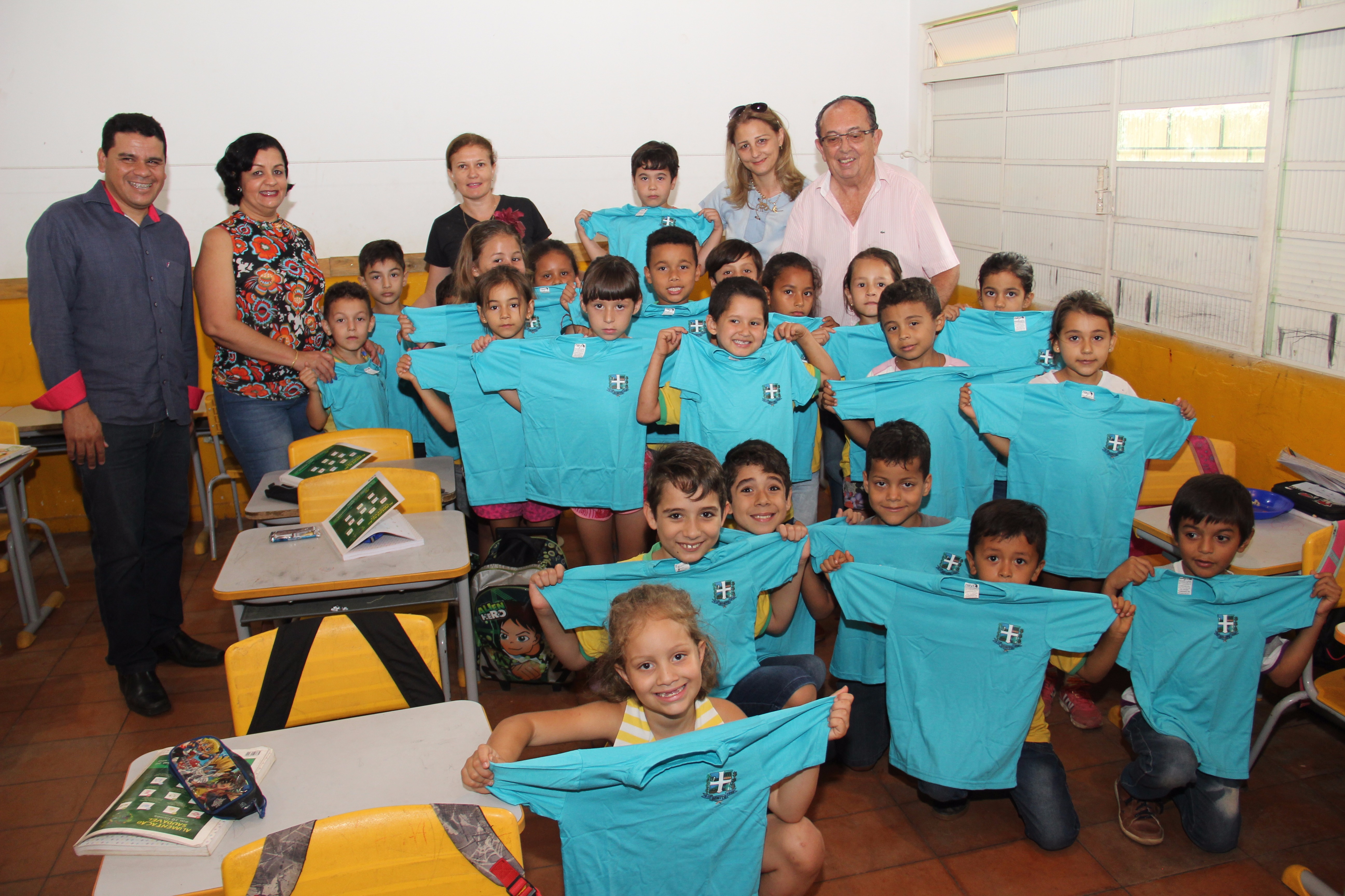 Prefeito entrega novas camisetas nas escolas municipais