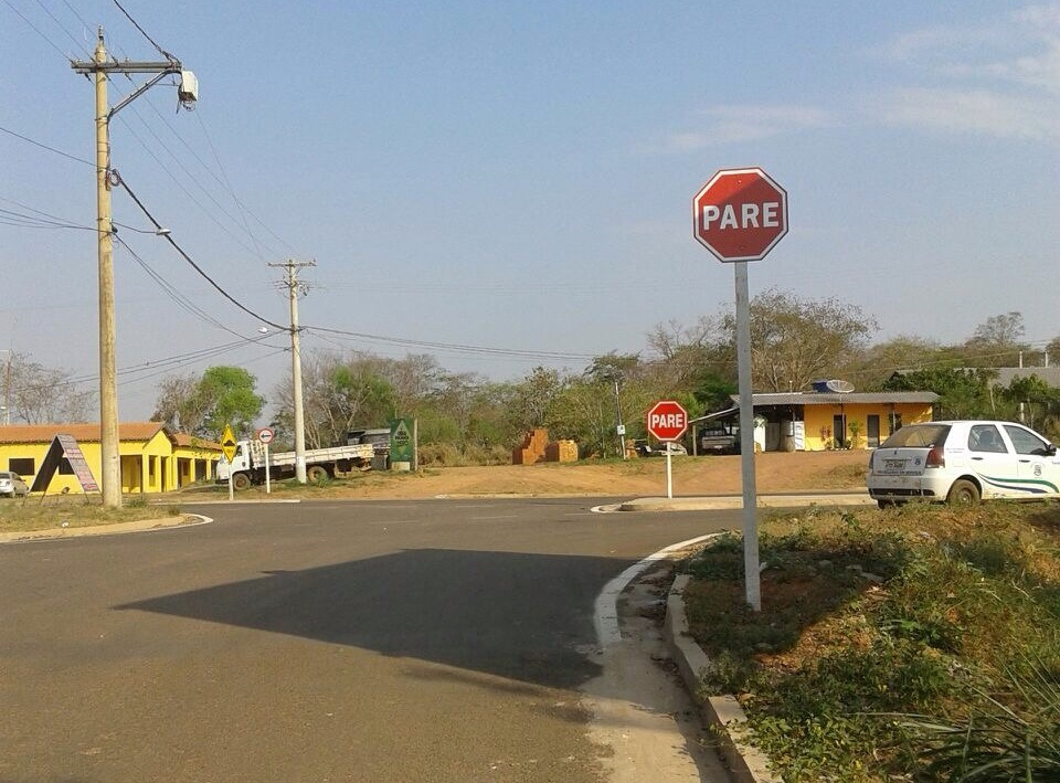DEMTRAT instala placas de trânsito em Águas do Miranda