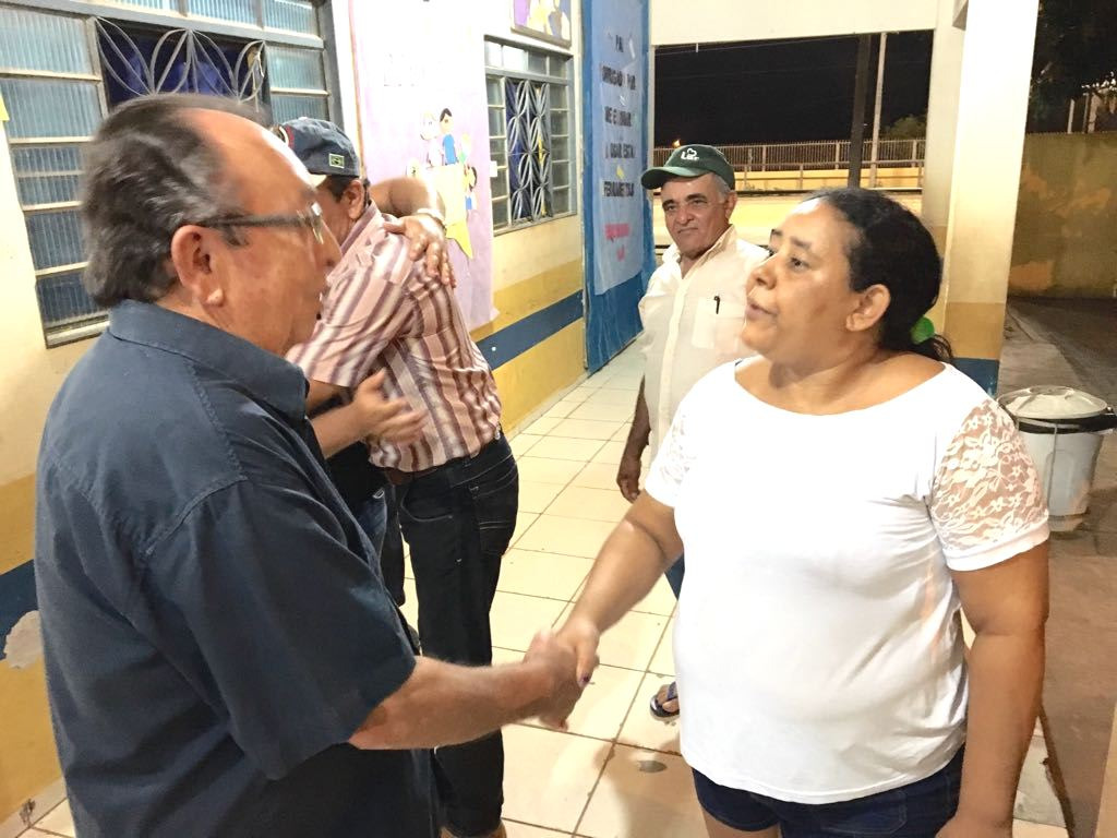 Prefeitura entrega novas camisetas aos alunos da EJA