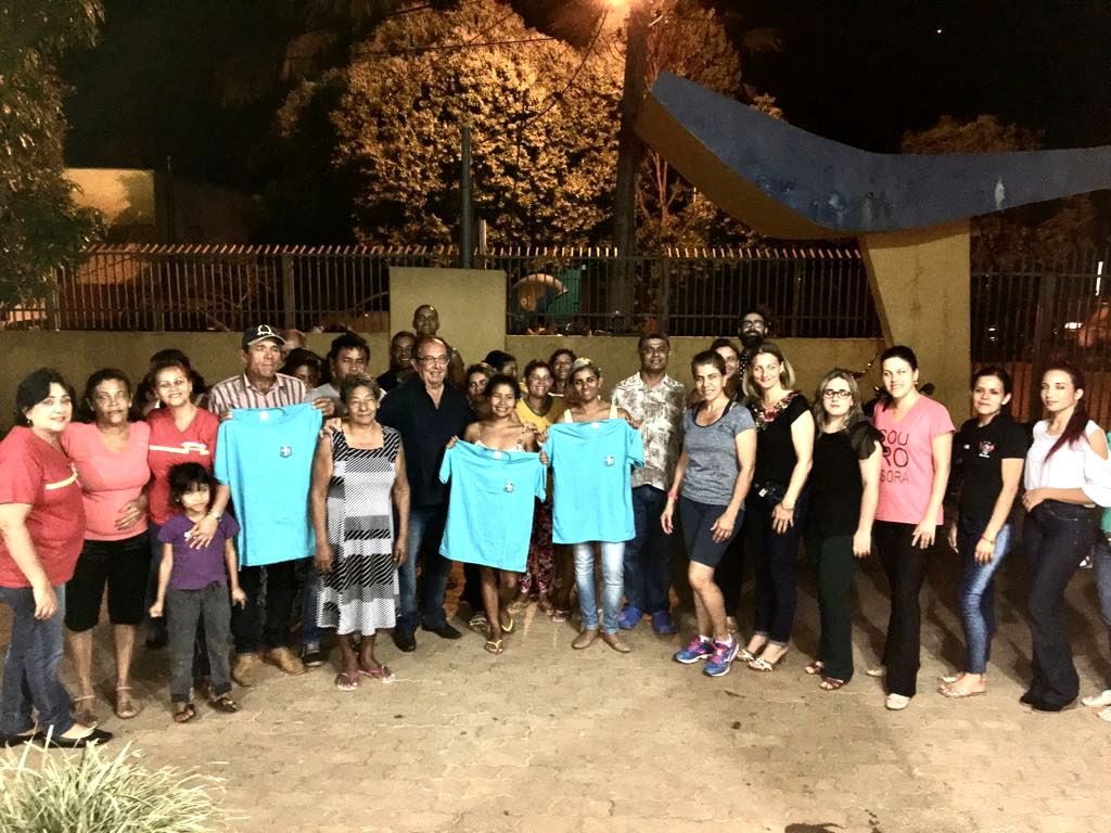 Prefeitura entrega novas camisetas aos alunos da EJA