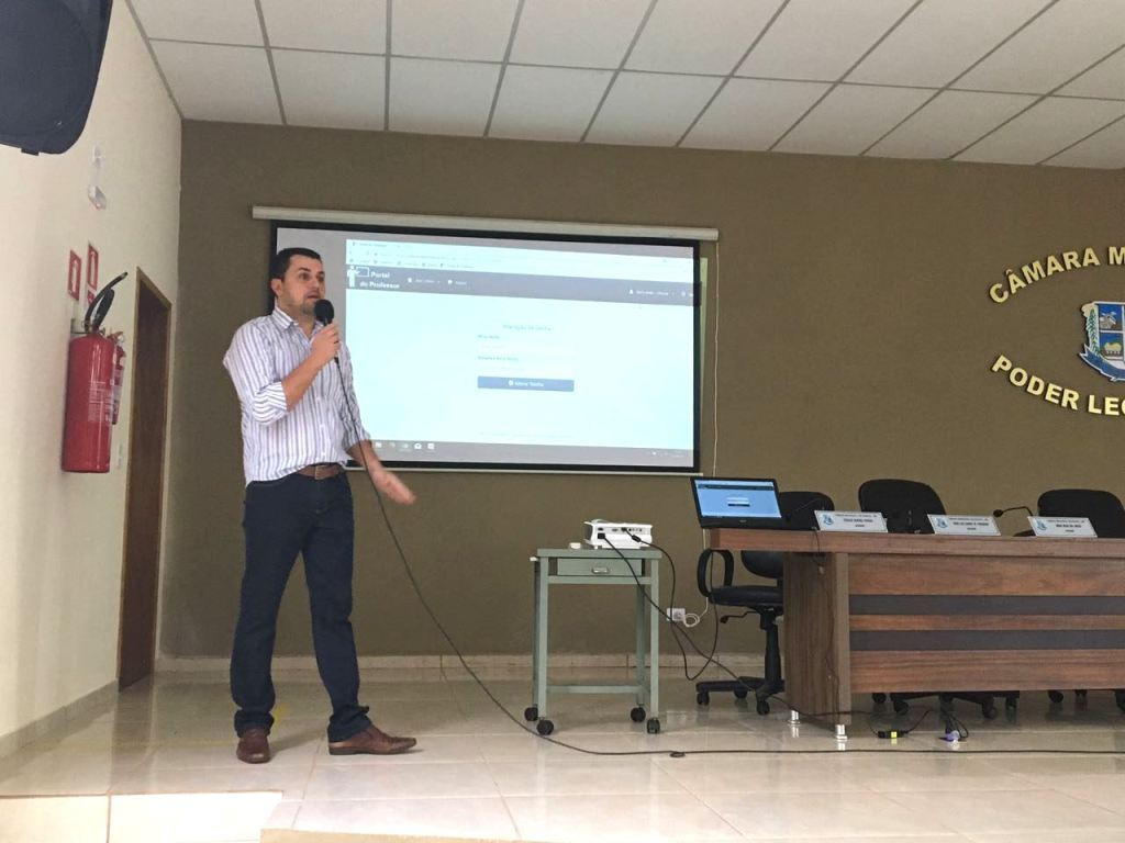 SEMEC capacita para uso de sistema online na Educação