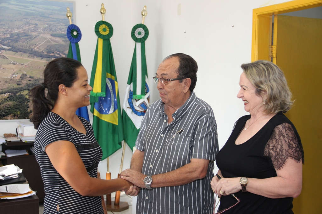 Prefeito dá posse a nova atendente infantil concursada