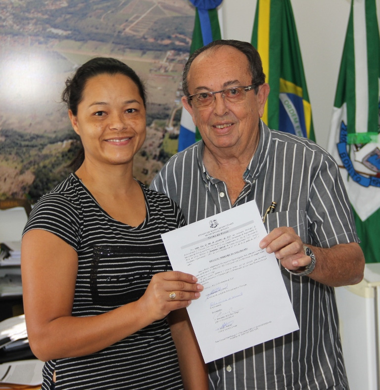 Prefeito dá posse a nova atendente infantil concursada