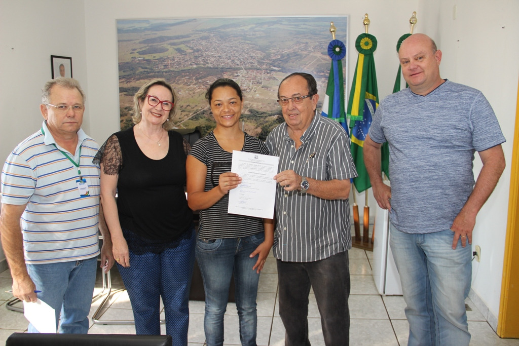 Prefeito dá posse a nova atendente infantil concursada