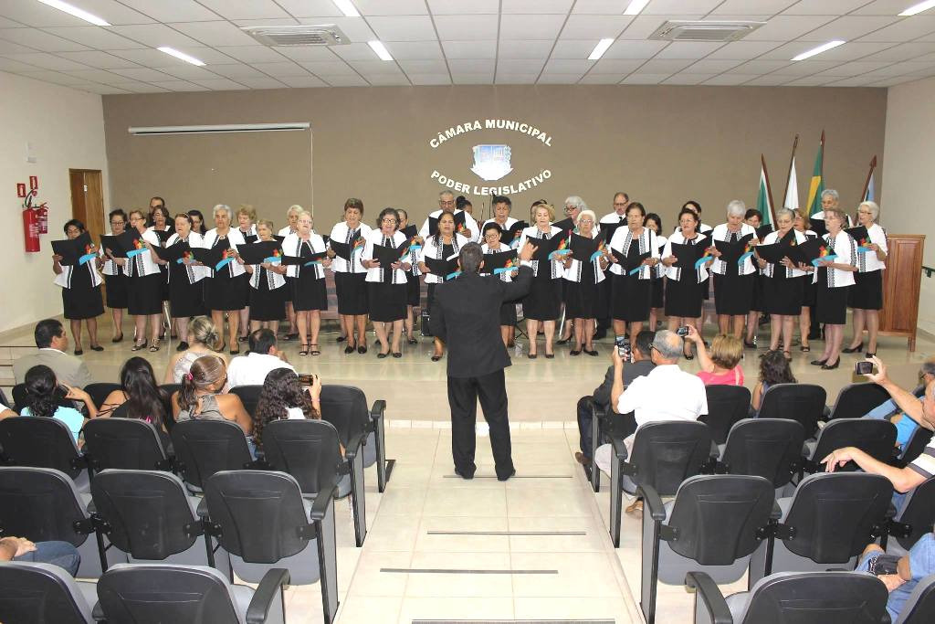 Coral do Conviver Idosos apresenta-se na Câmara Municipal