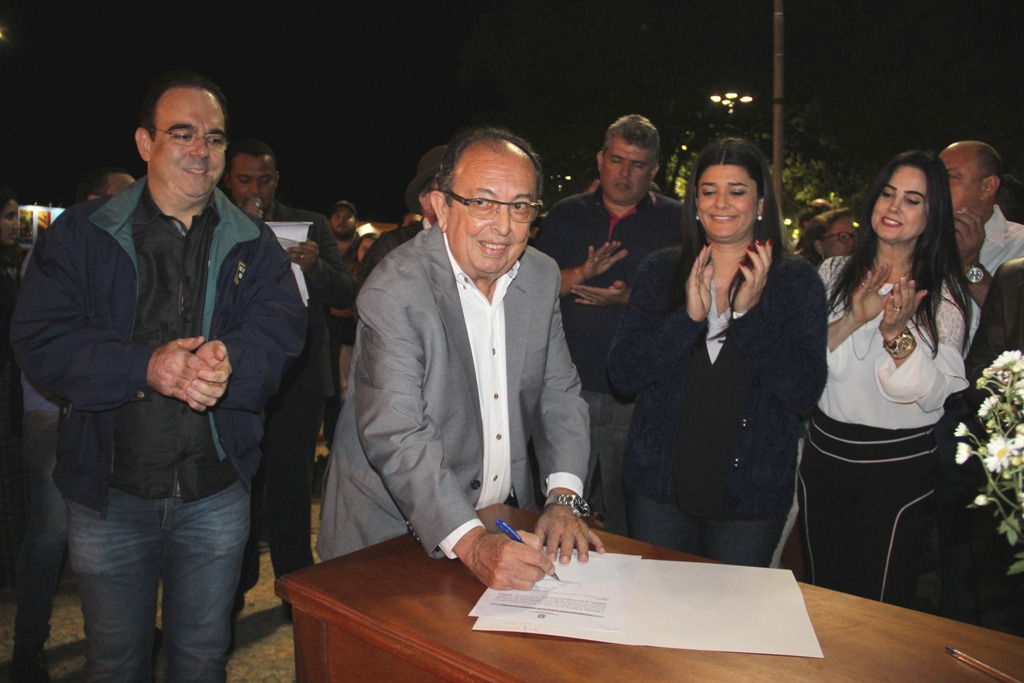 Prefeito assina autorizações para licitações e início de obras