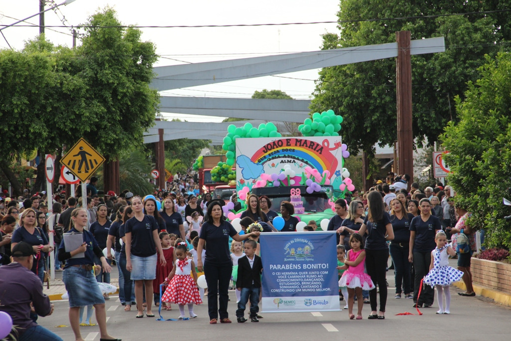 Desfile cívico contou com mais de 4.500 participantes