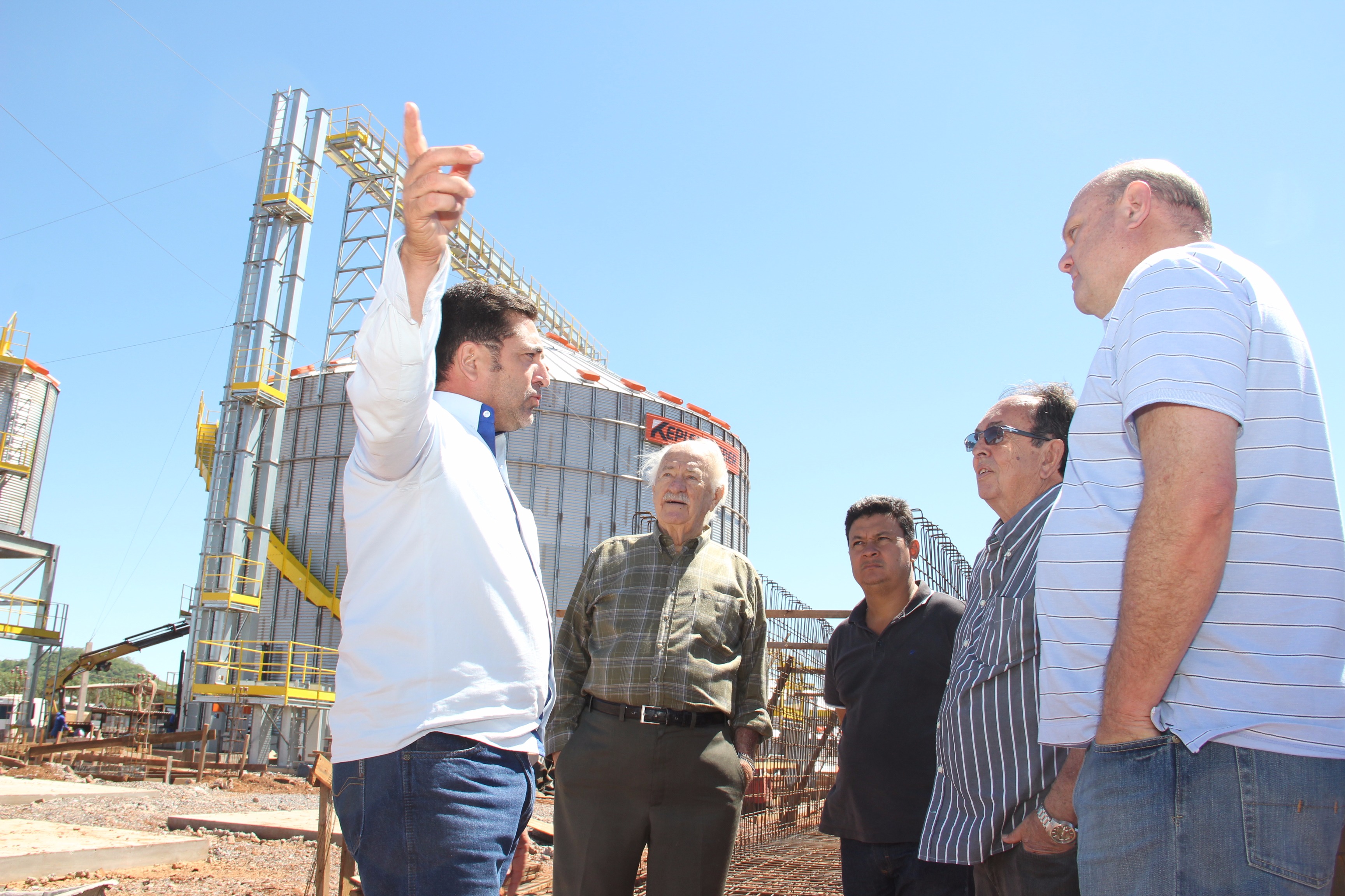 Prefeito visita obras da Empresa Curicaca Armazéns Gerais