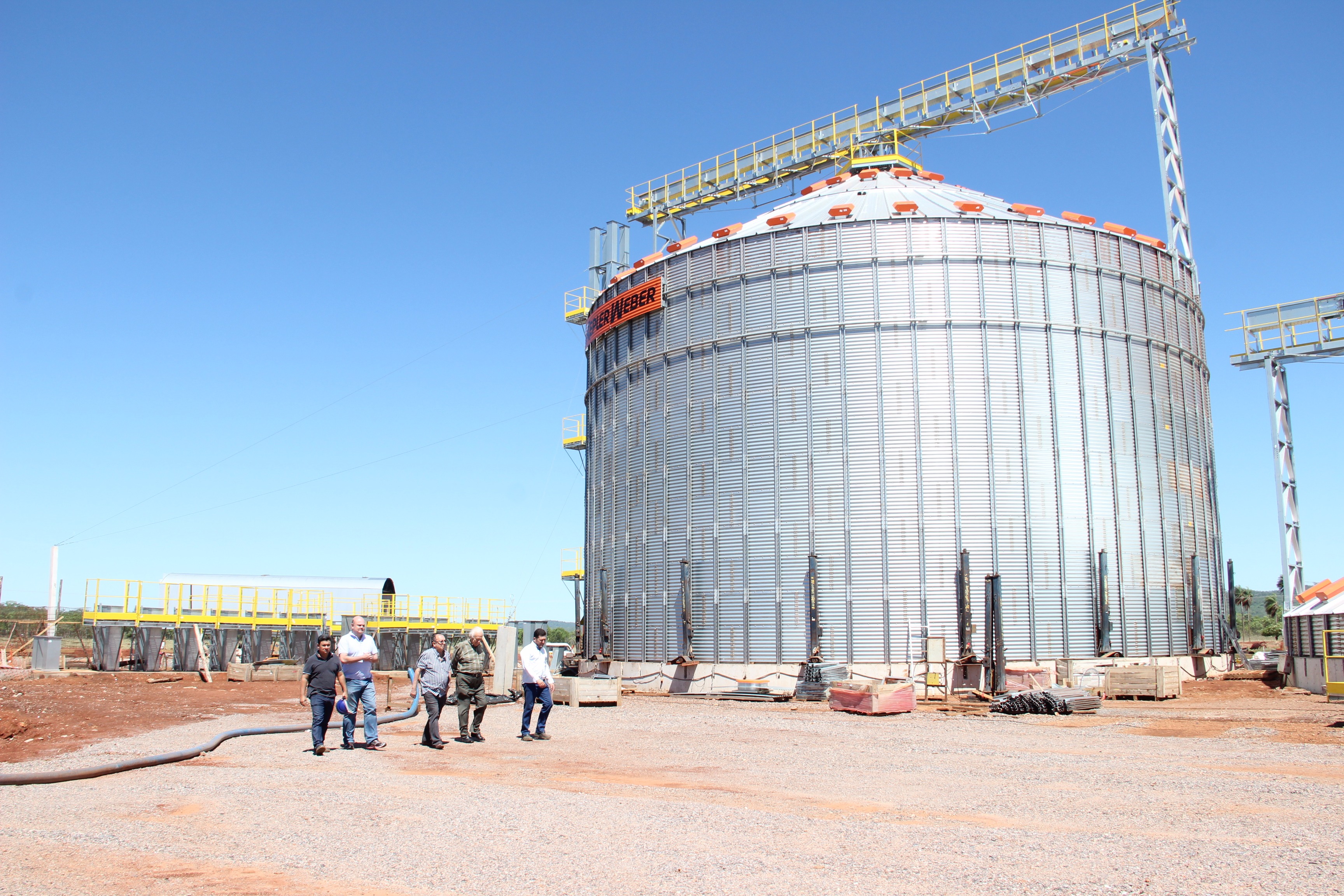 Prefeito visita obras da Empresa Curicaca Armazéns Gerais