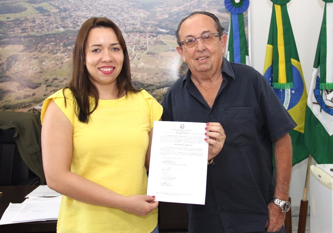 Prefeito municipal dá posse à fiscal de postura concursada